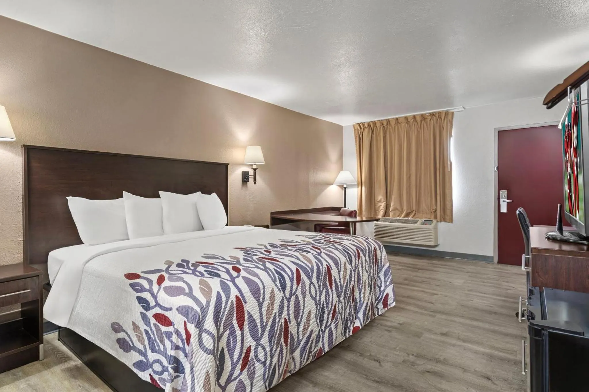 Photo of the whole room, Bed in Red Roof Inn Wilmington NC