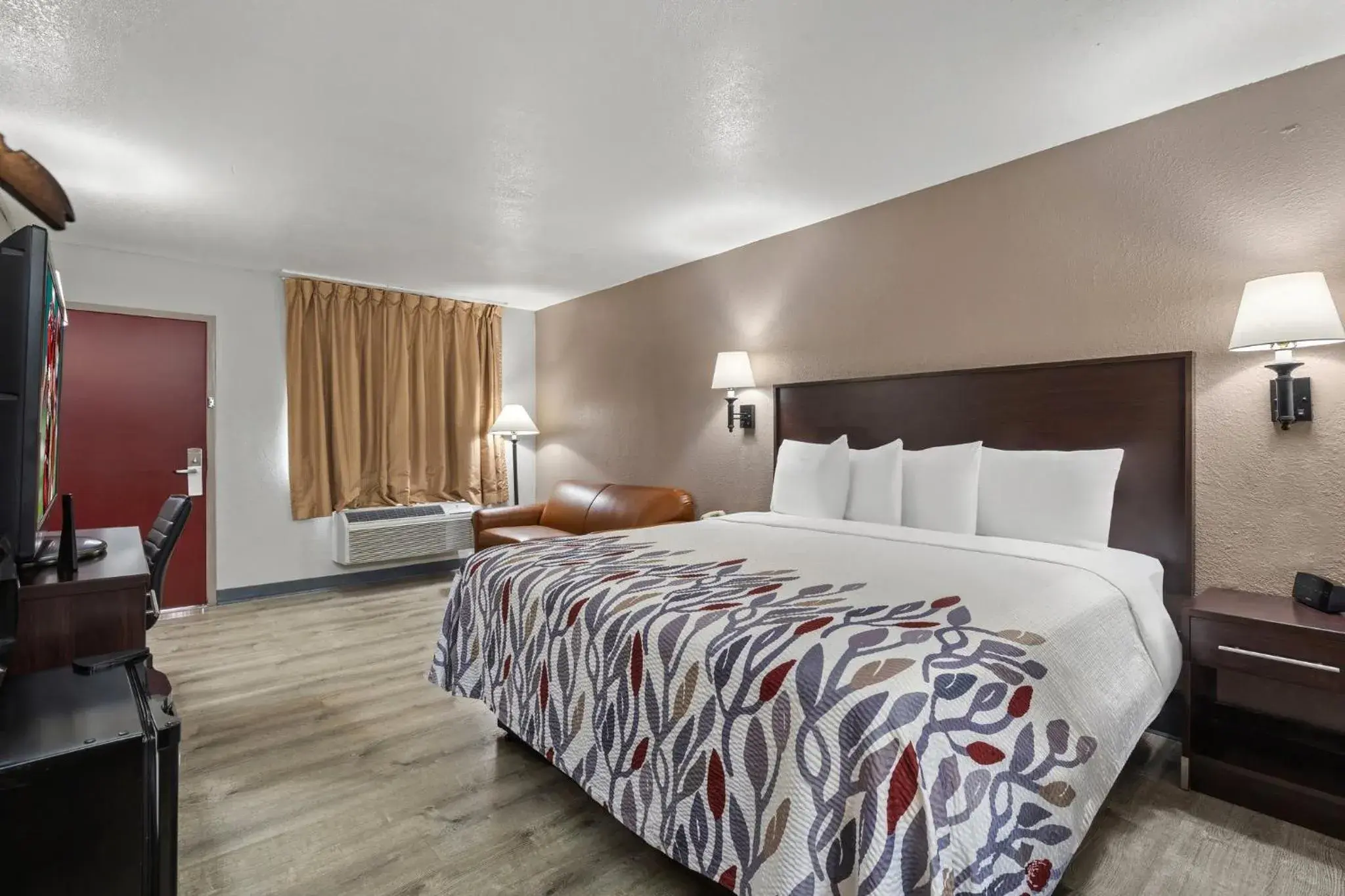 Deluxe King Room Non-Smoking in Red Roof Inn Wilmington NC Deluxe King Room Non-Smoking in Red Roof Inn Wilmington NC