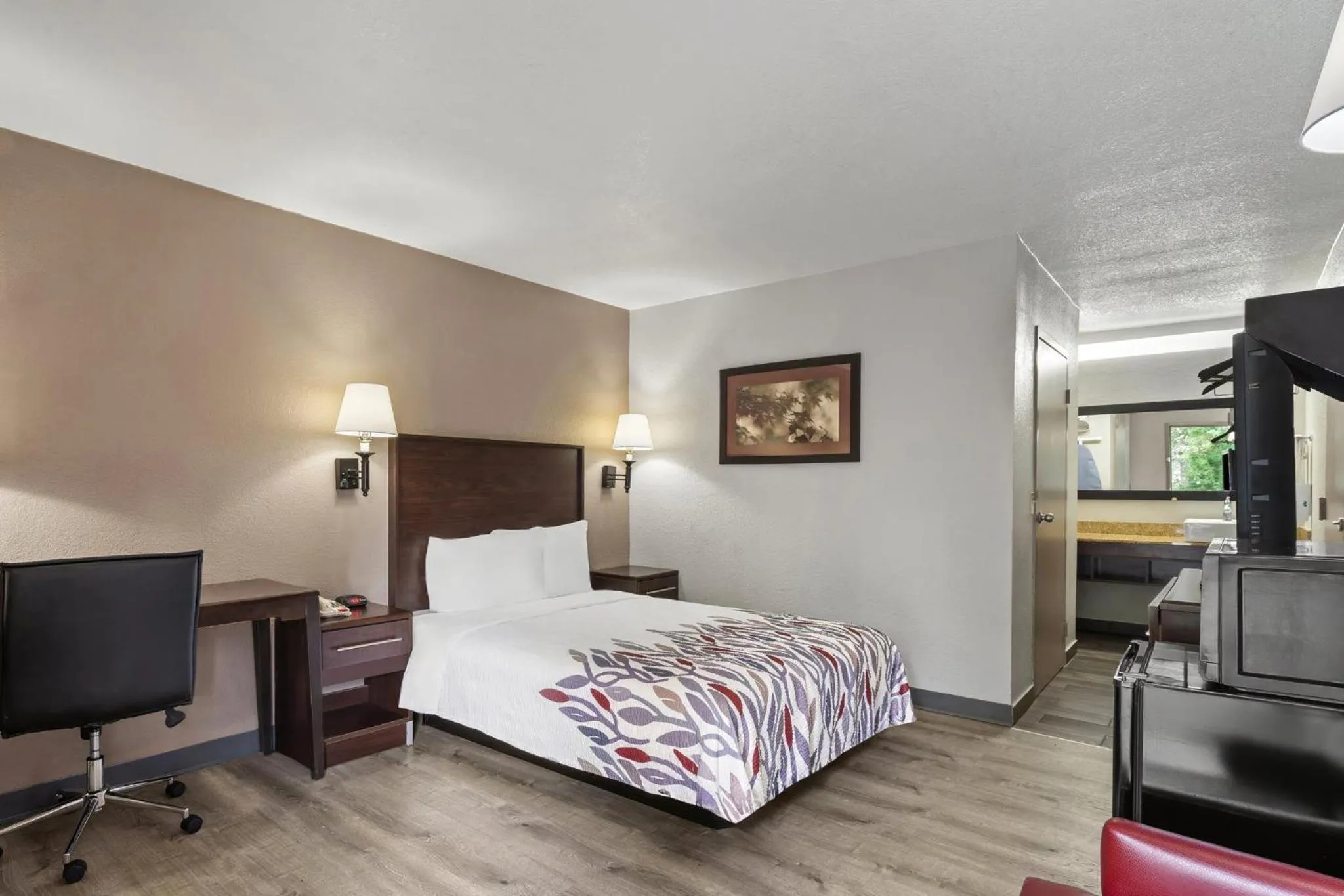 Photo of the whole room, Bed in Red Roof Inn Wilmington NC