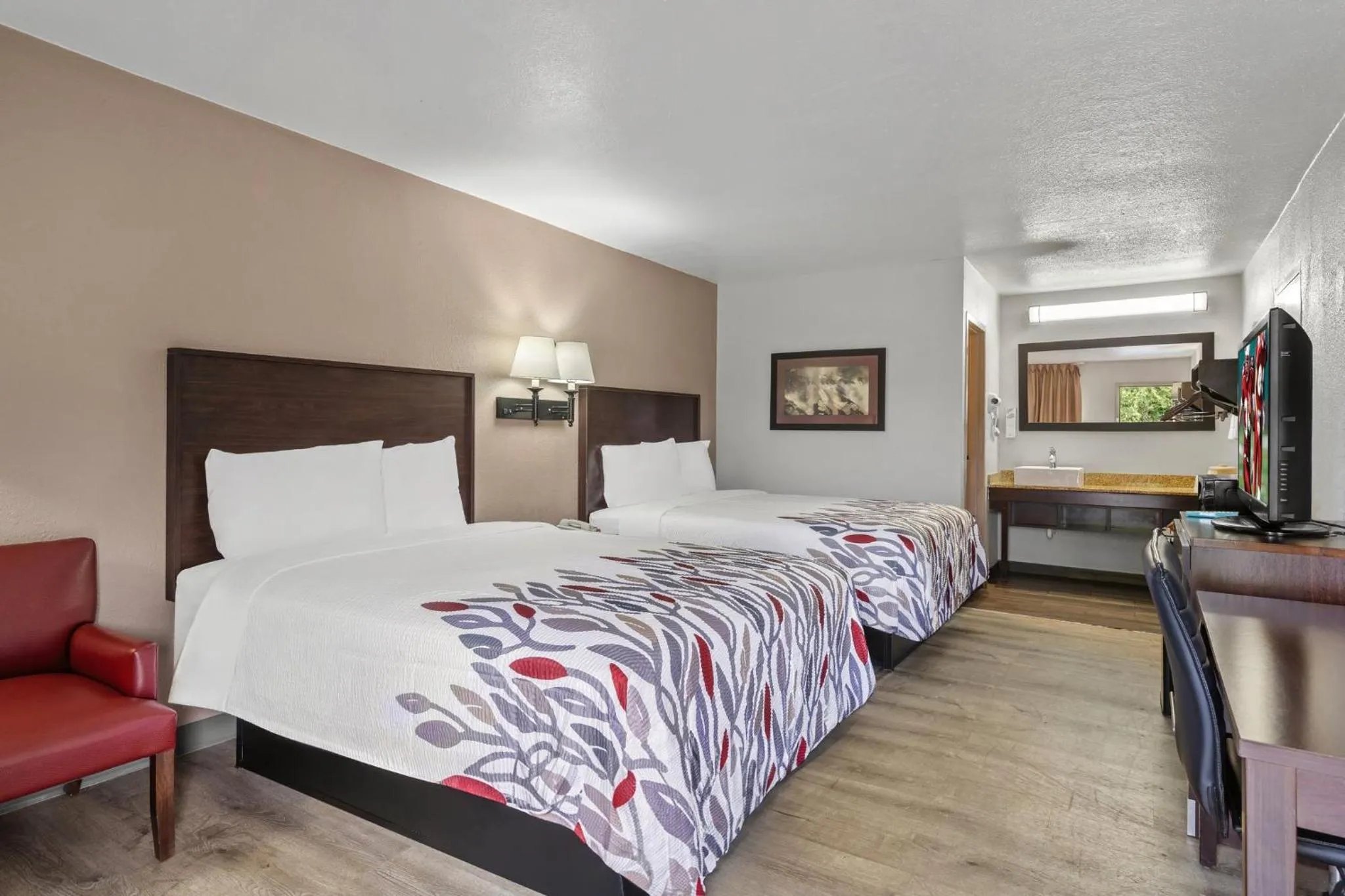 Photo of the whole room, Bed in Red Roof Inn Wilmington NC