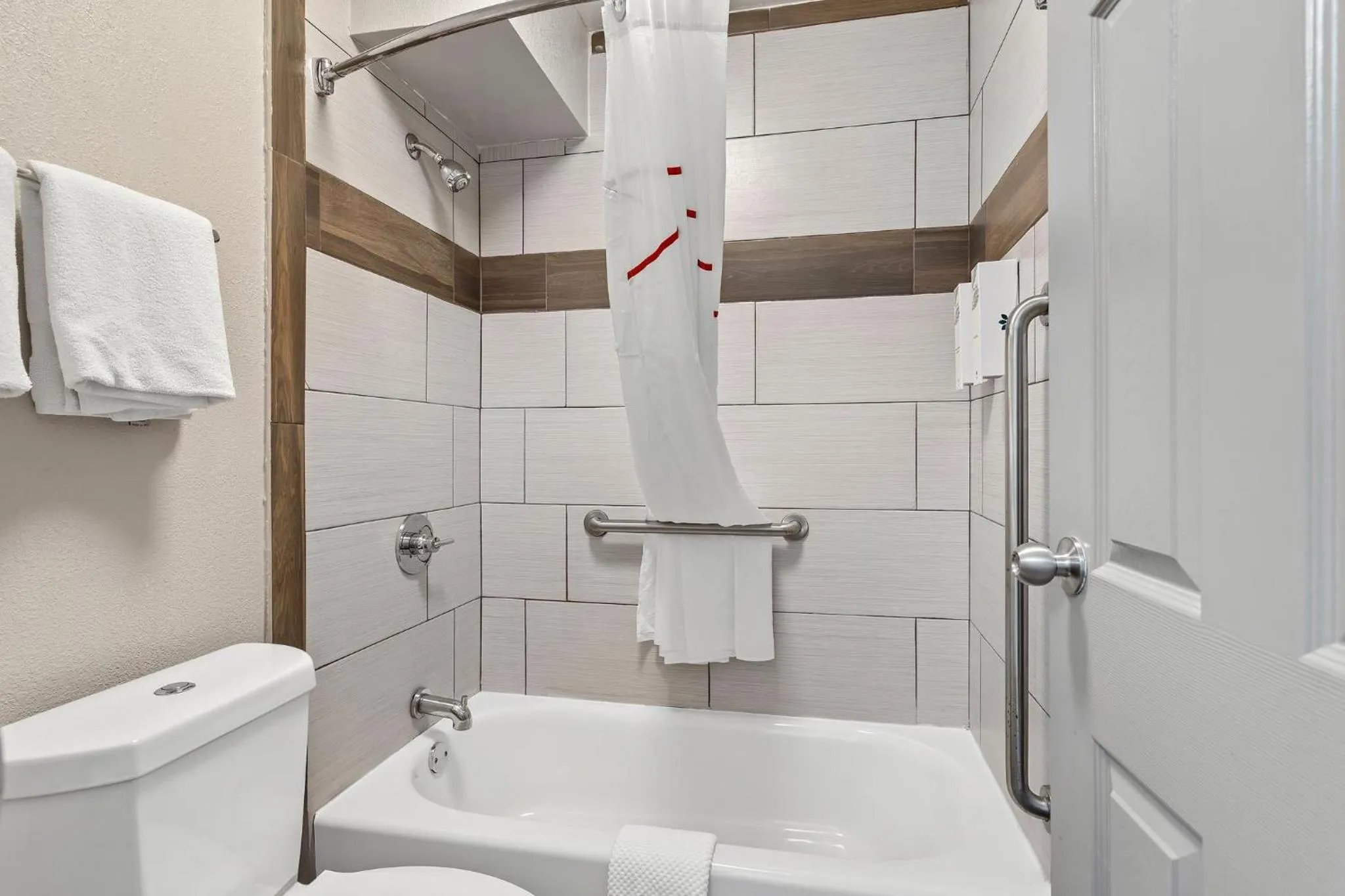 Bathroom in Red Roof Inn Wilmington NC