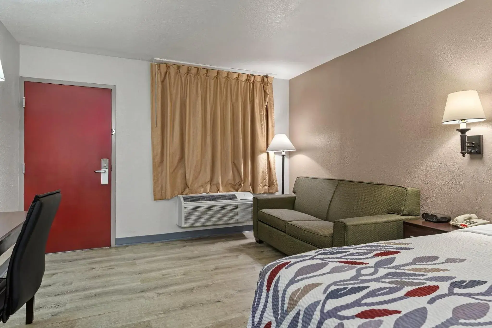 Photo of the whole room, Bed in Red Roof Inn Wilmington NC Photo of the whole room, Bed in Red Roof Inn Wilmington NC