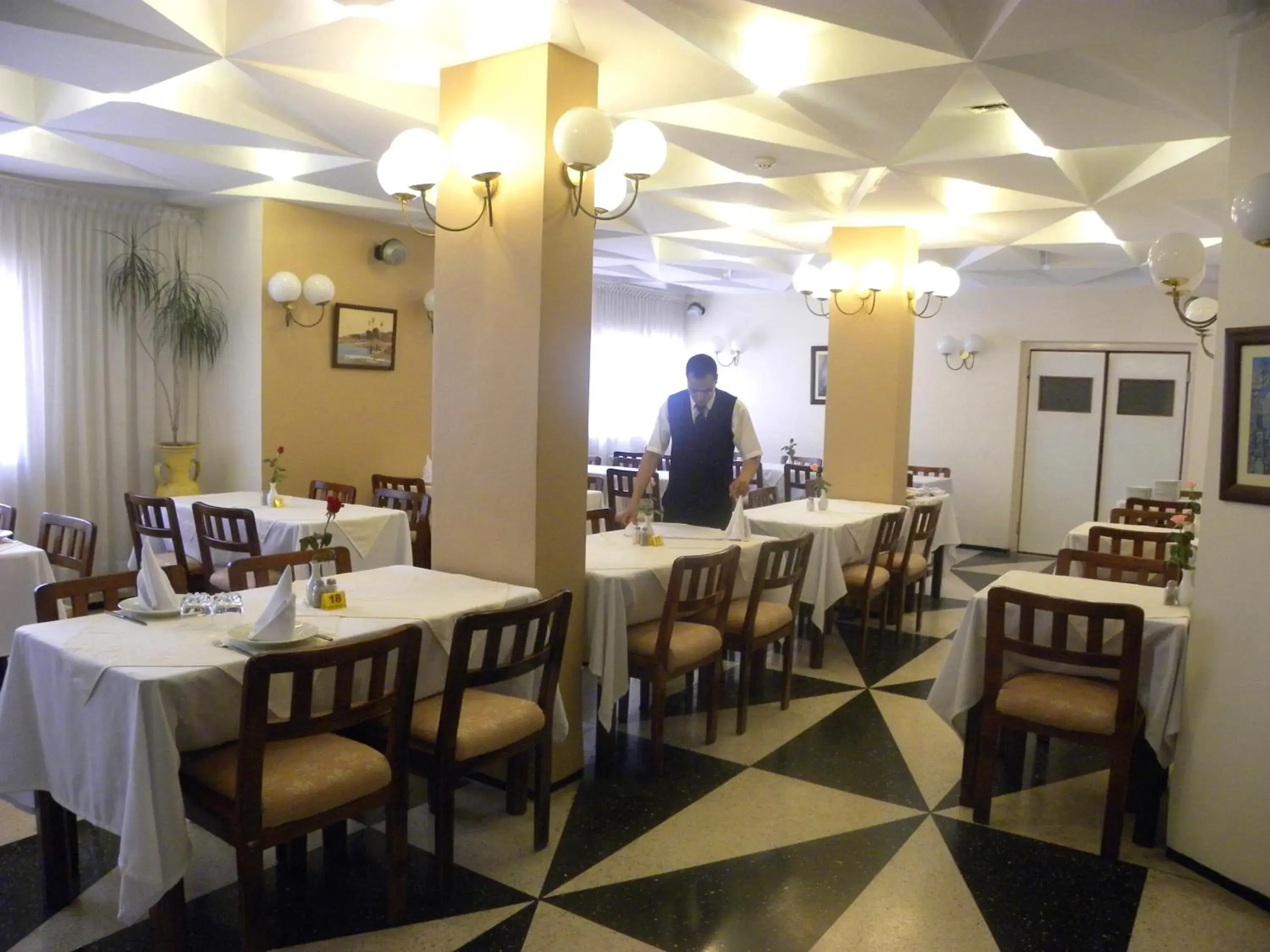 Restaurant/Places to Eat in Hotel Aferni