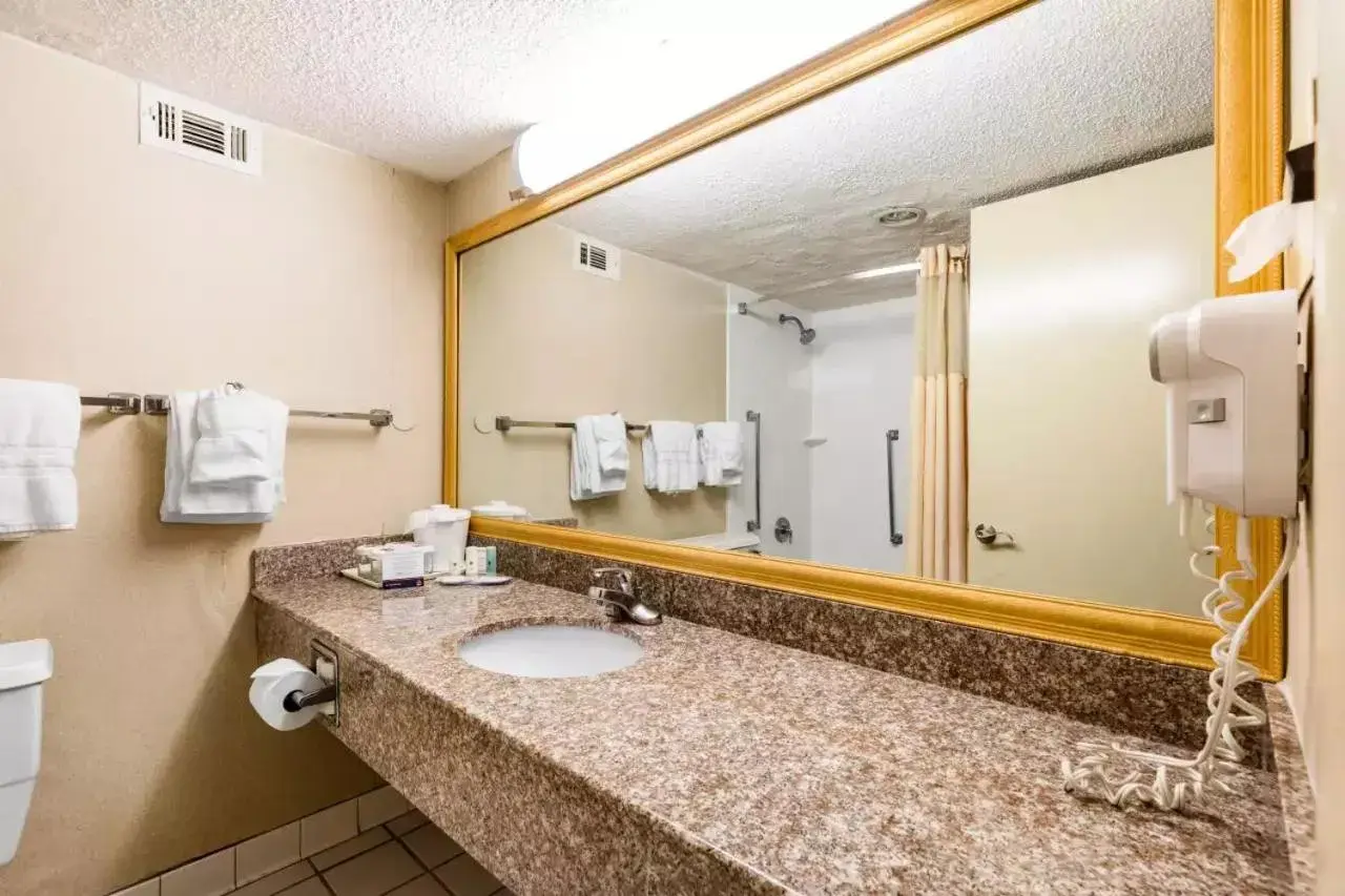 Bathroom in Clarion Hotel Williamsburg I-64 Bathroom in Clarion Hotel Williamsburg I-64