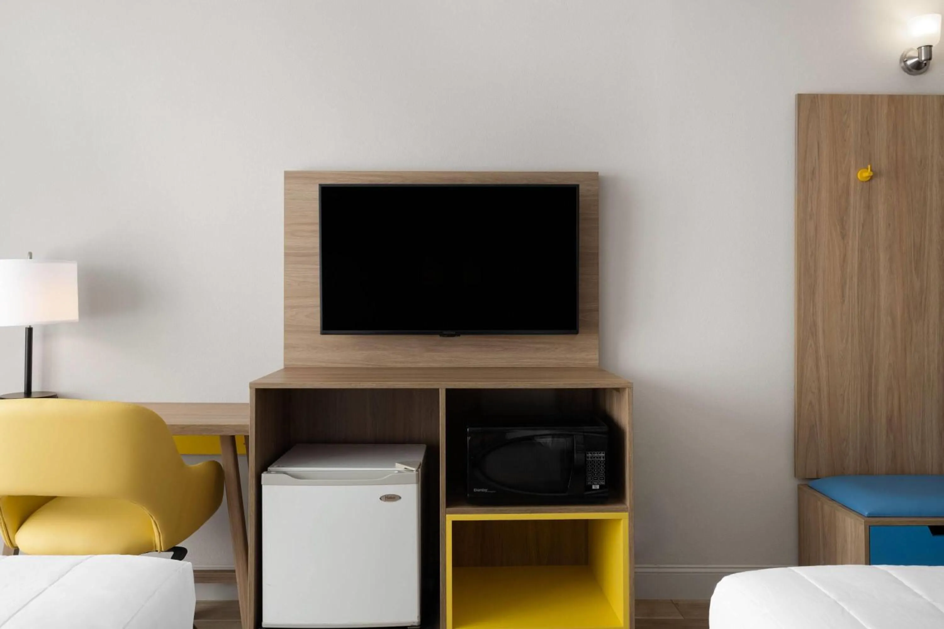 Photo of the whole room in Days Hotel by Wyndham Williamsburg I-64