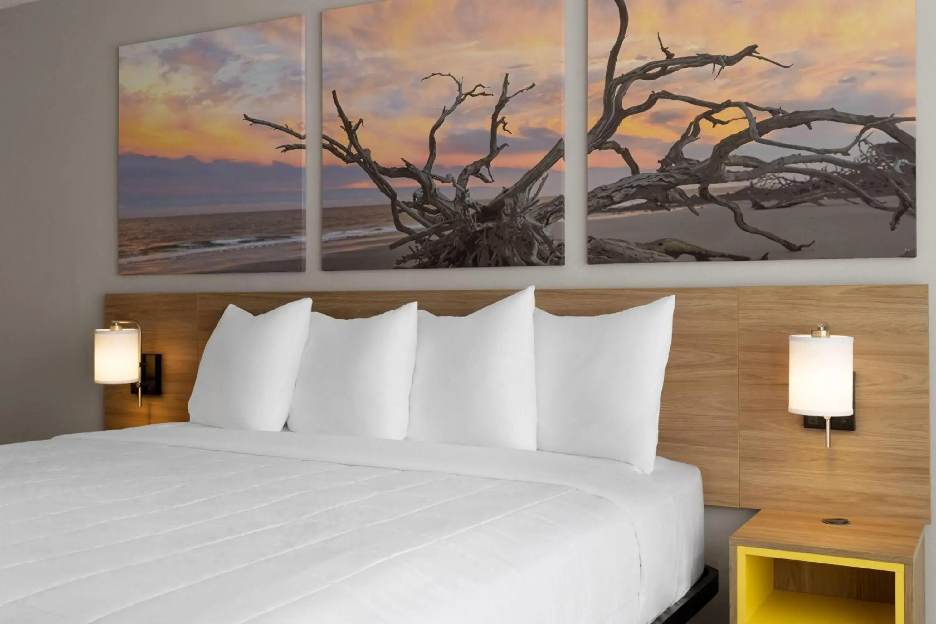 Photo of the whole room, Bed in Days Hotel by Wyndham Williamsburg I-64 Photo of the whole room, Bed in Days Hotel by Wyndham Williamsburg I-64