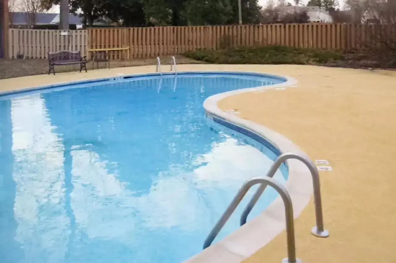 Swimming pool in Clarion Hotel Williamsburg I-64 Swimming pool in Clarion Hotel Williamsburg I-64