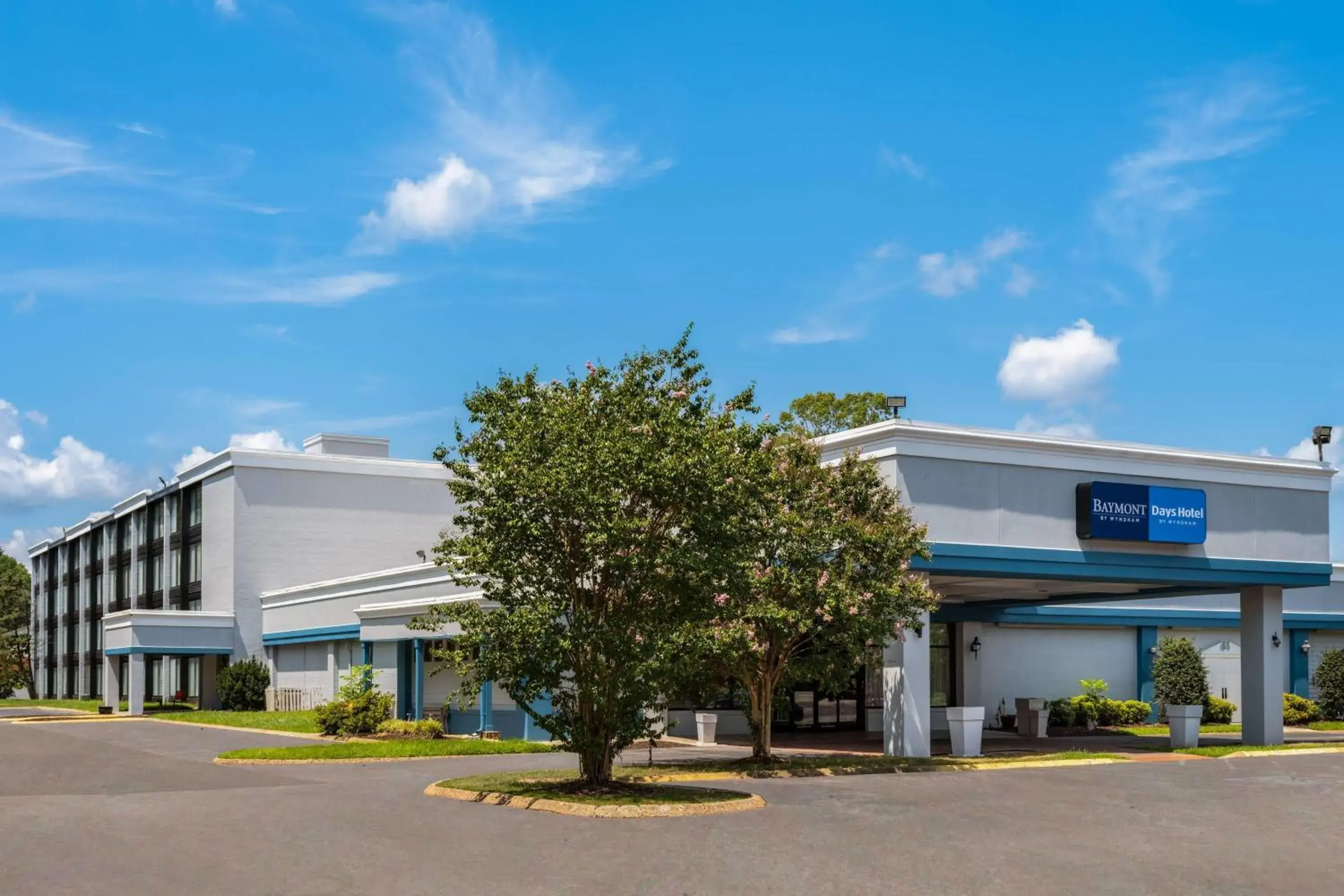 Property building in Days Hotel by Wyndham Williamsburg I-64 Property building in Days Hotel by Wyndham Williamsburg I-64