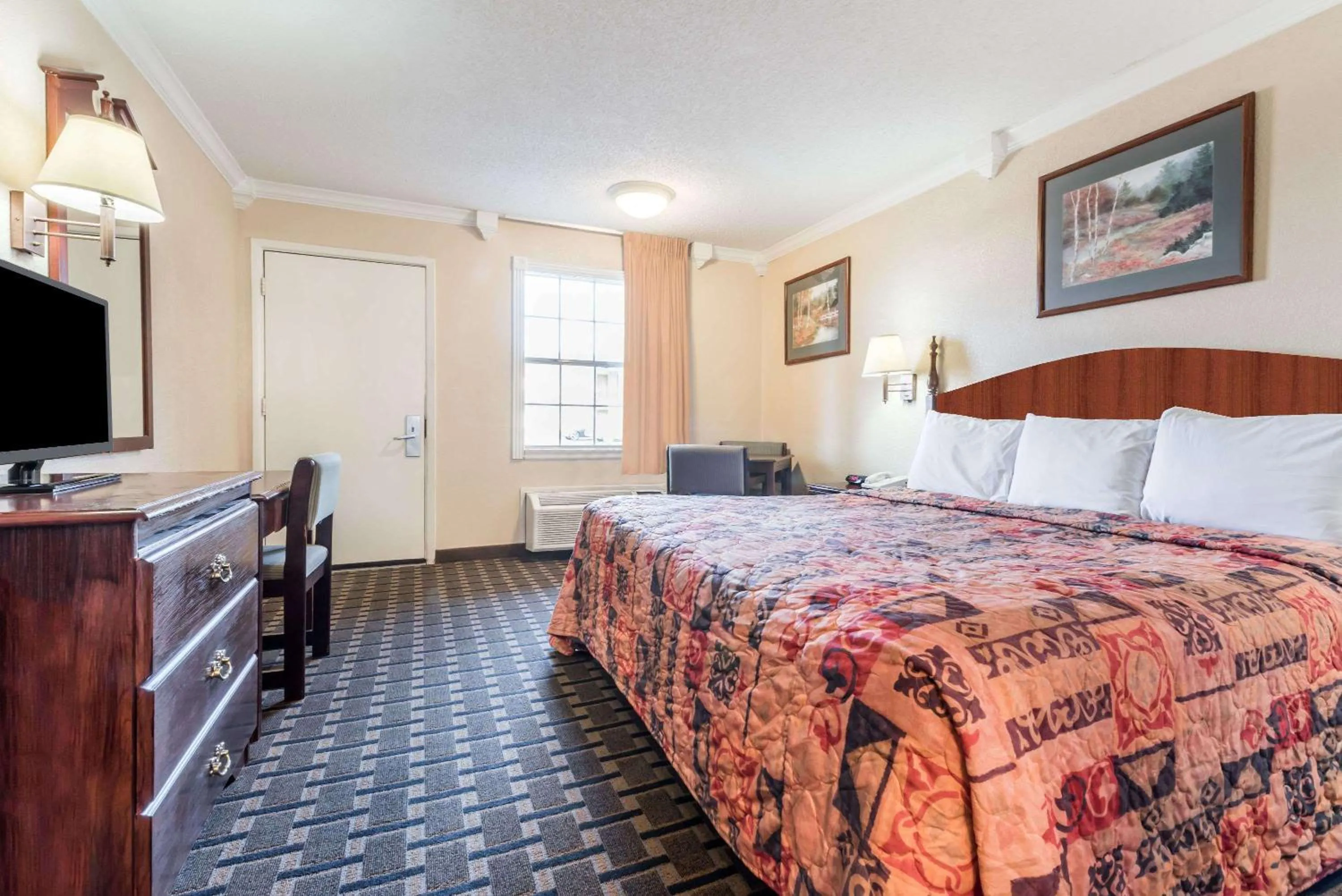 Photo of the whole room, Bed in Knights Inn Greenville