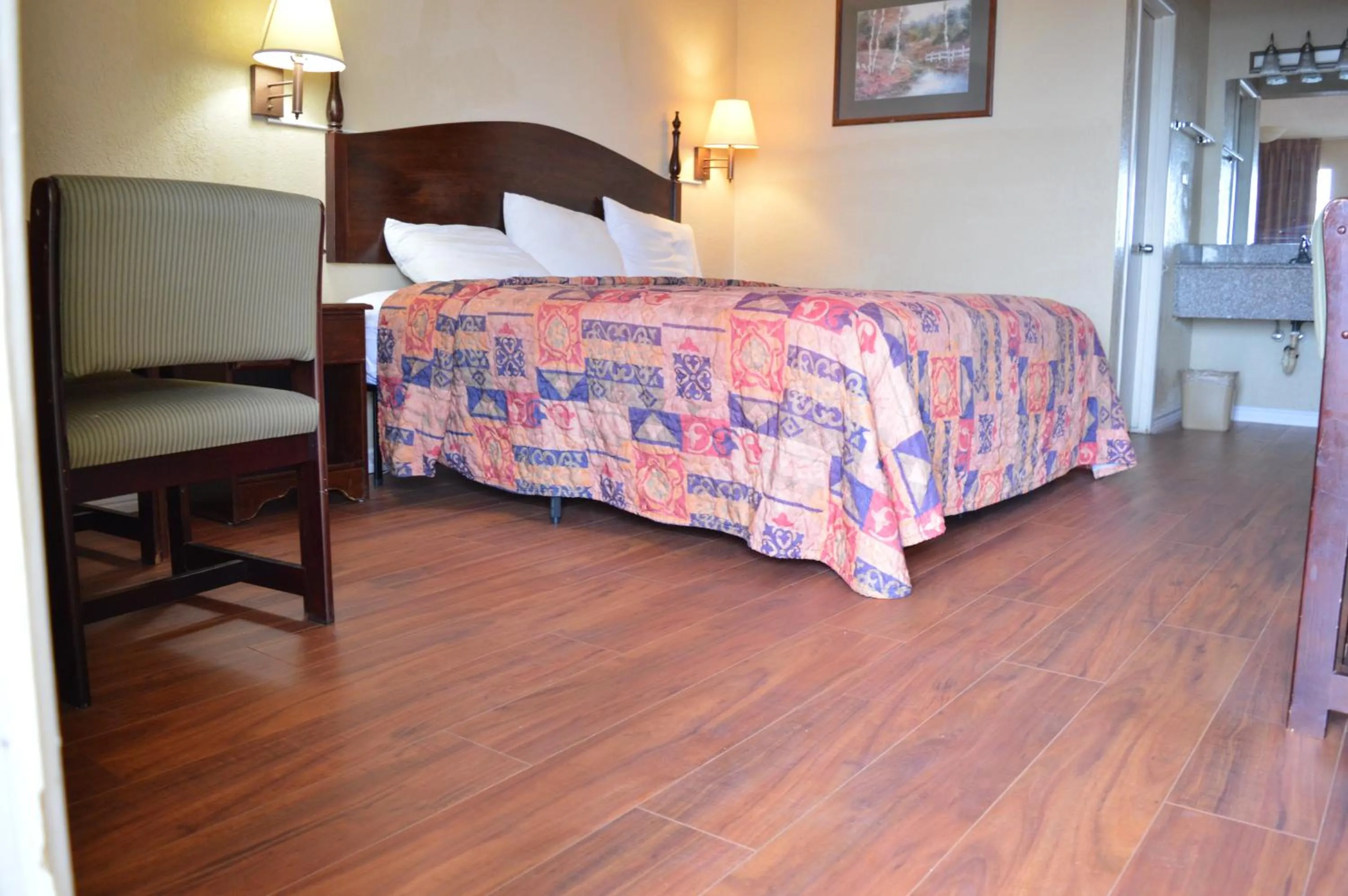 Bedroom, Bed in Knights Inn Greenville