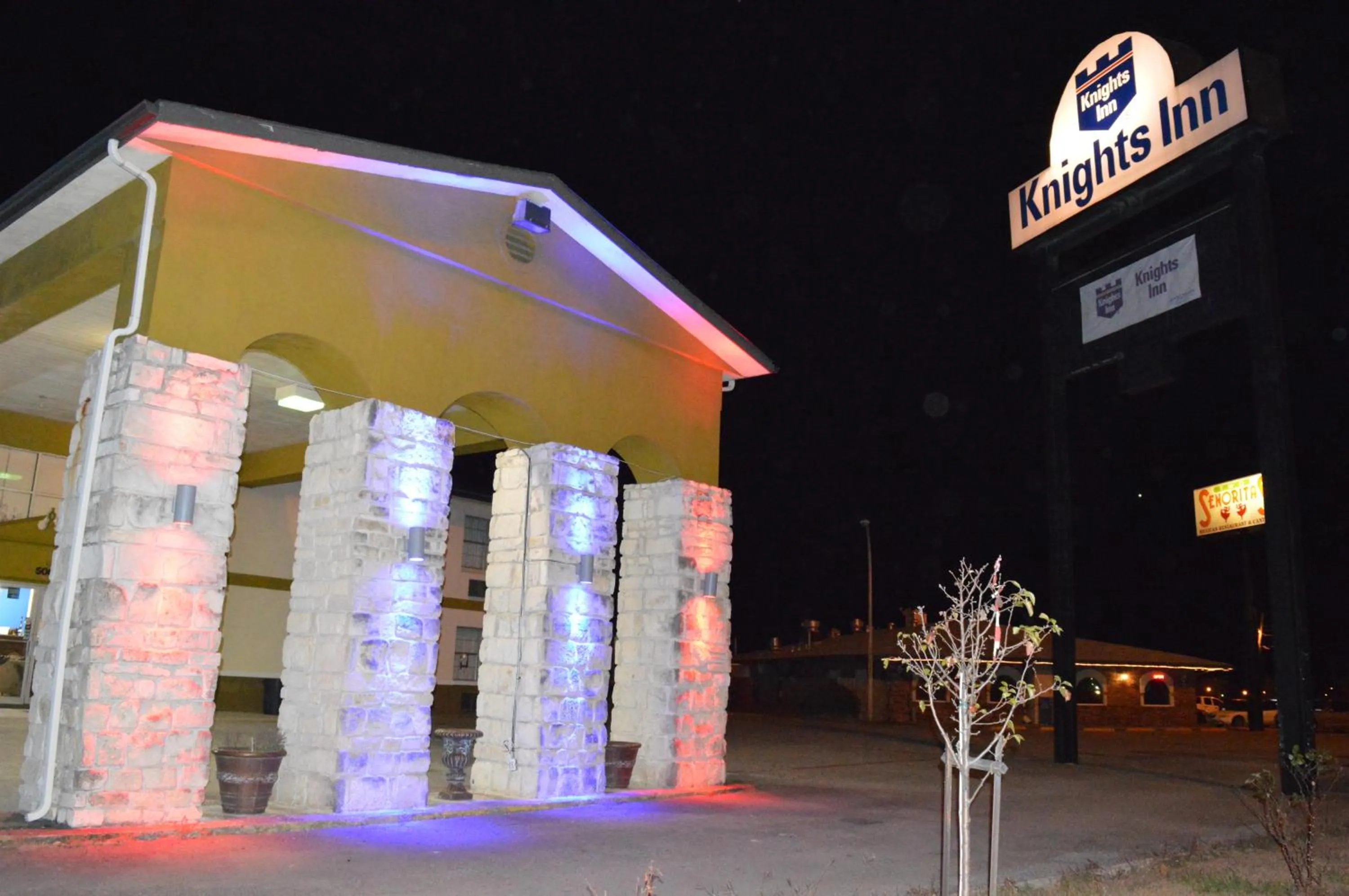 Property building in Knights Inn Greenville