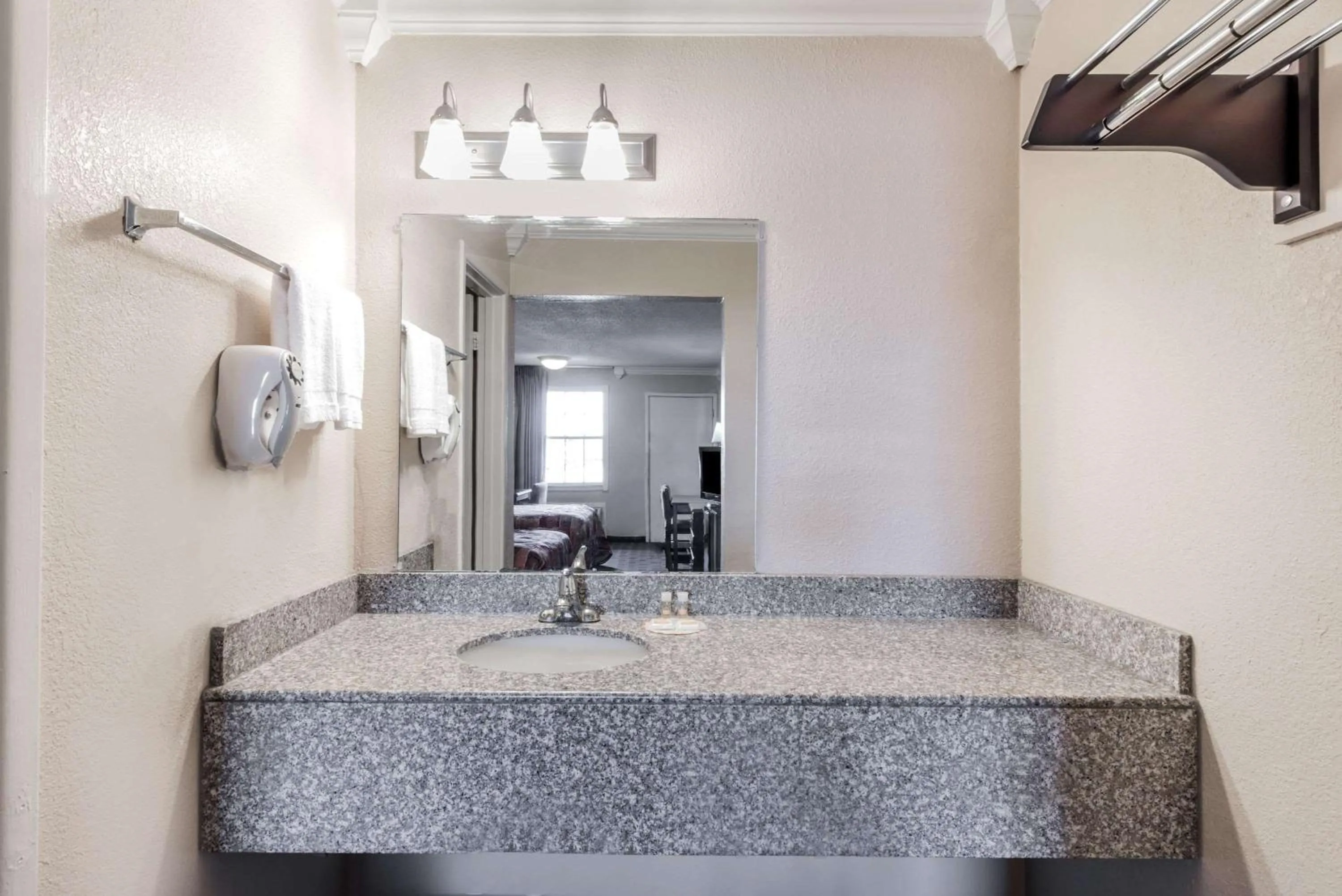 Photo of the whole room in Knights Inn Greenville