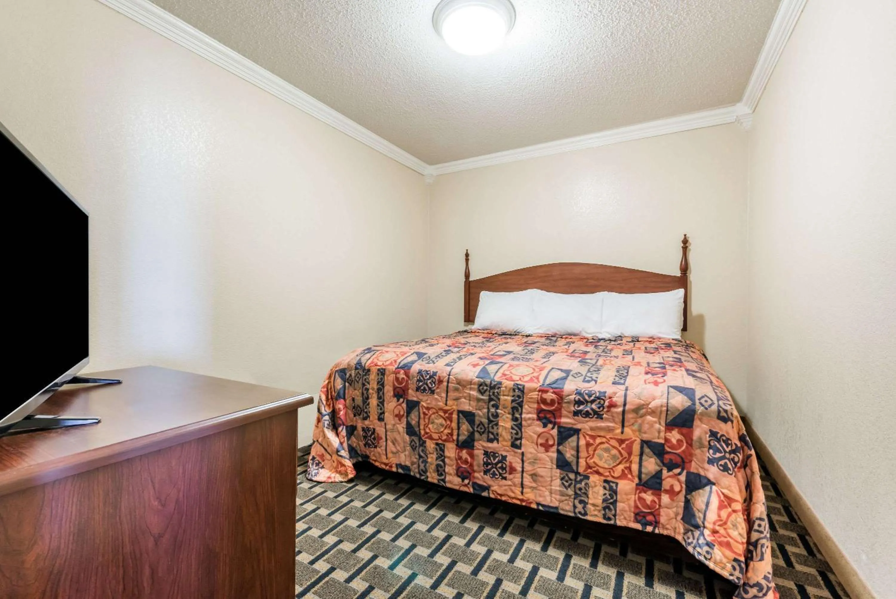 Photo of the whole room, Bed in Knights Inn Greenville