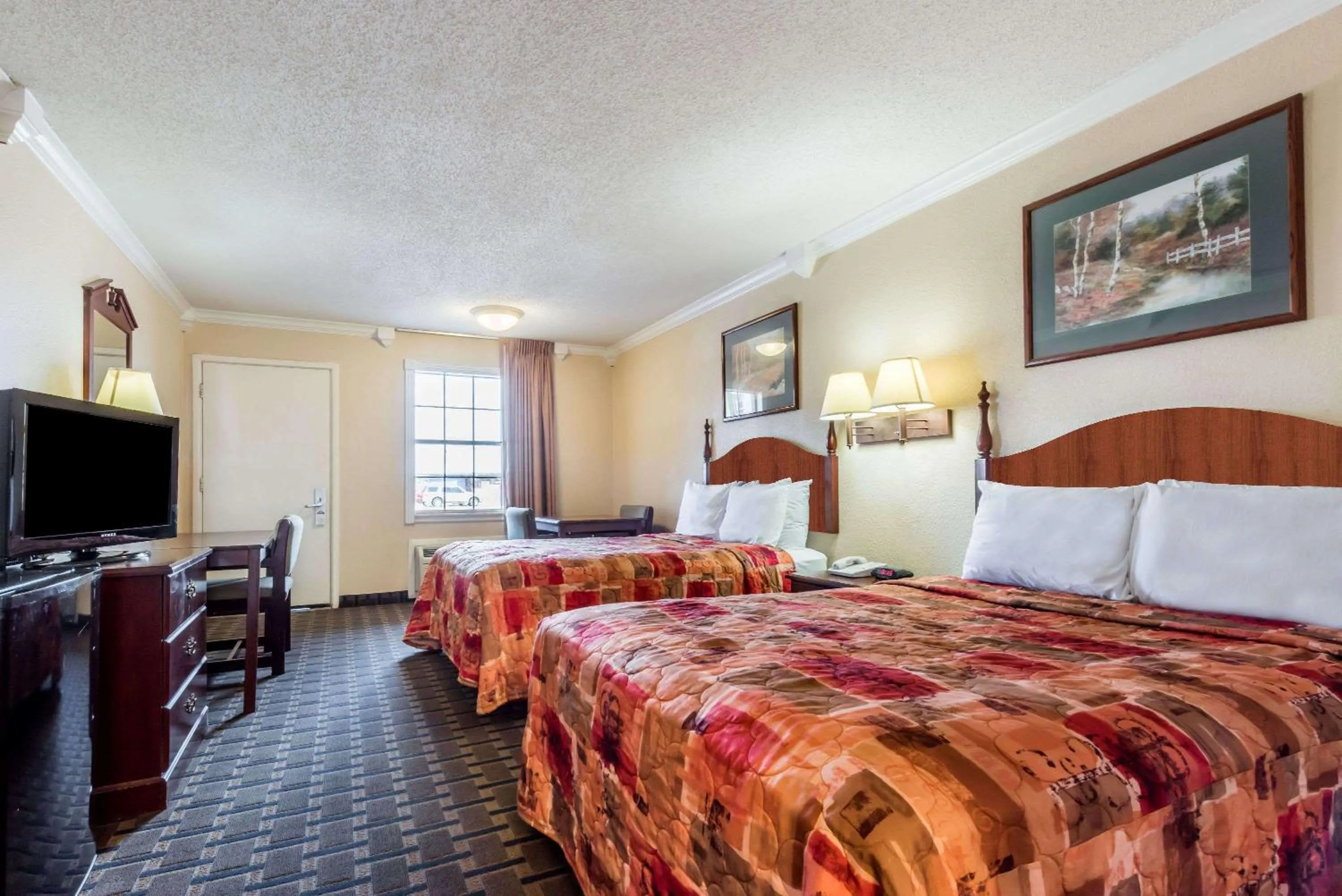 Photo of the whole room, Bed in Knights Inn Greenville