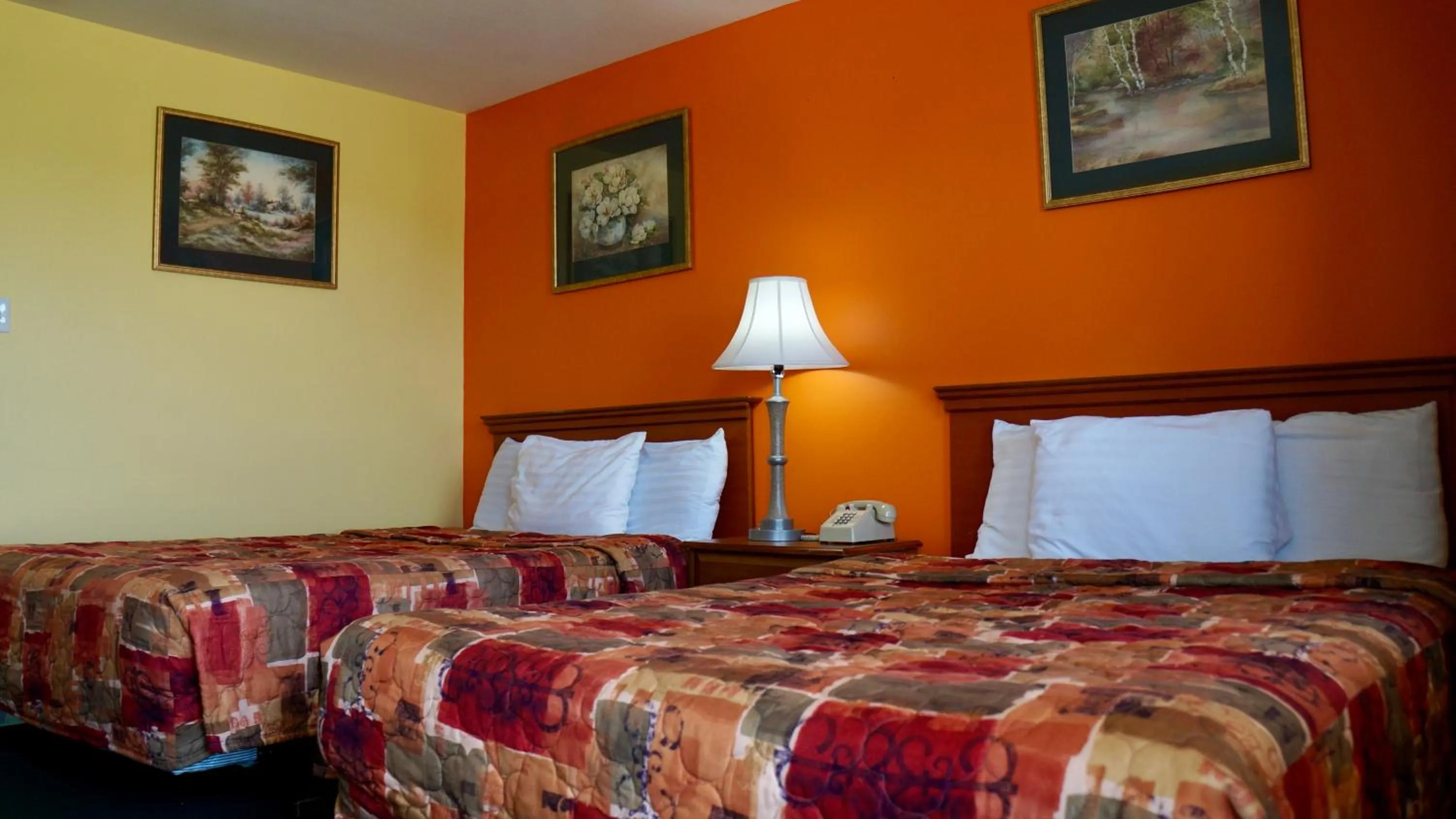 Bed in American Inn of Kinder