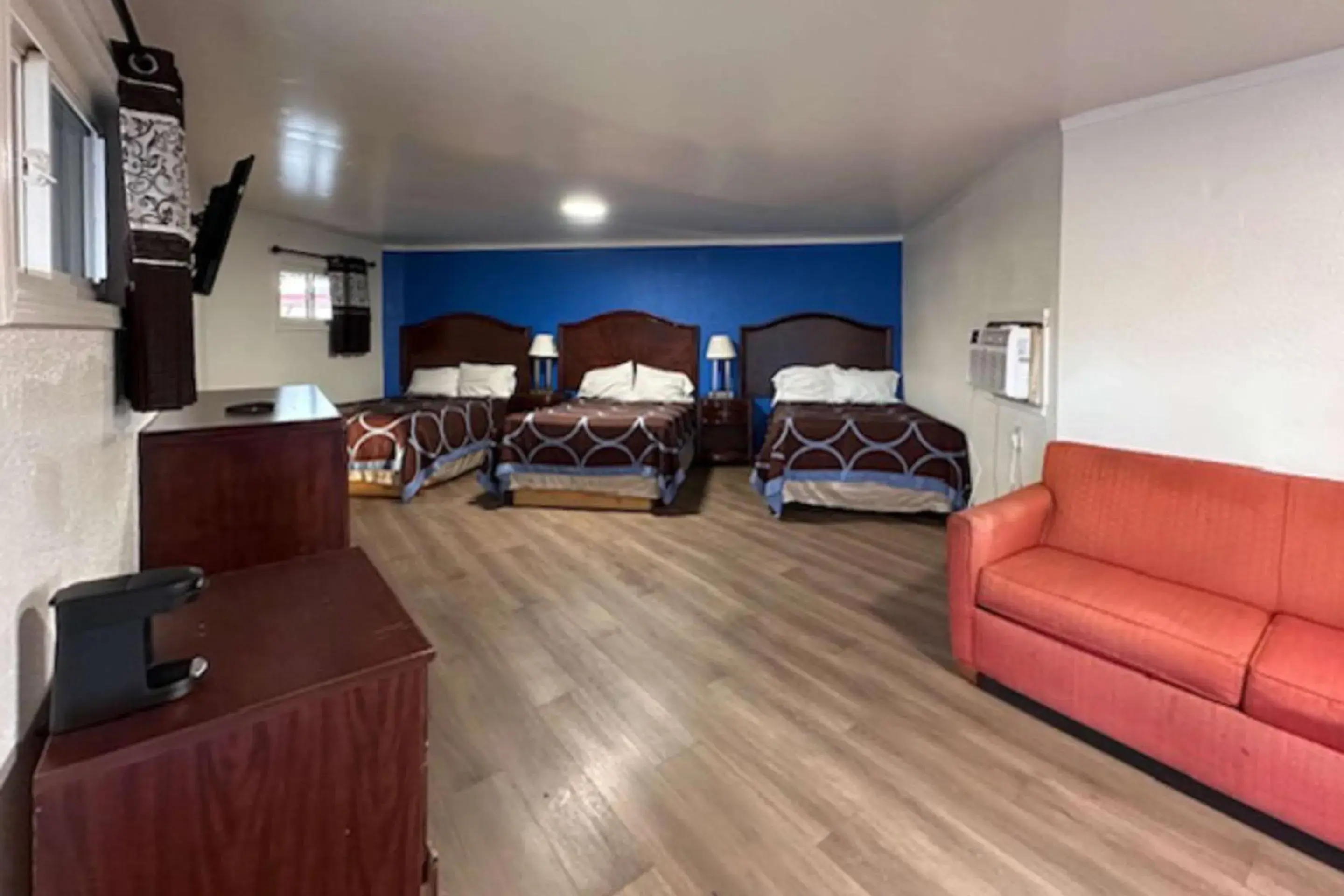 Bedroom, Bed in Rodeway Inn Flora Bedroom, Bed in Rodeway Inn Flora