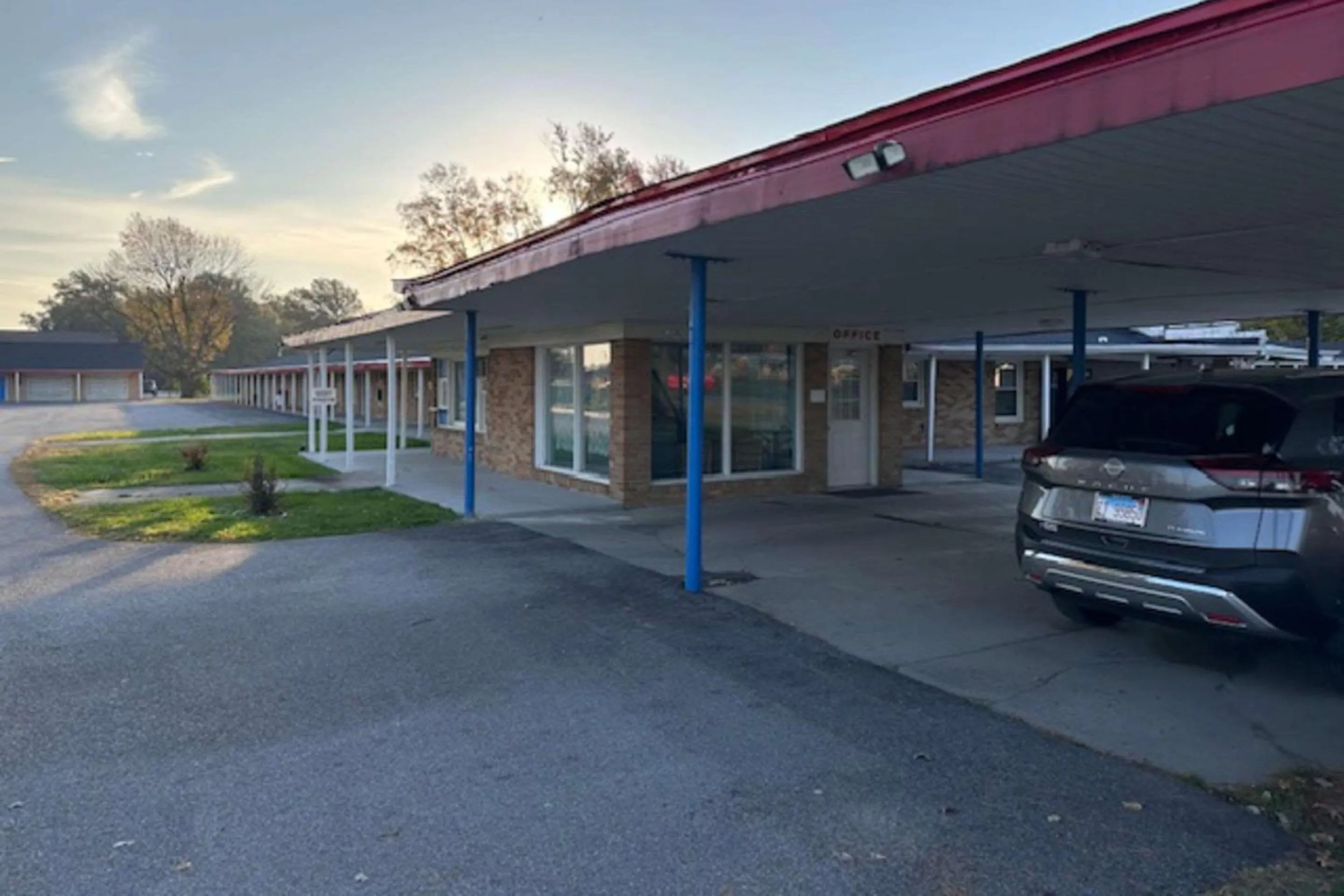 Property building in Rodeway Inn Flora