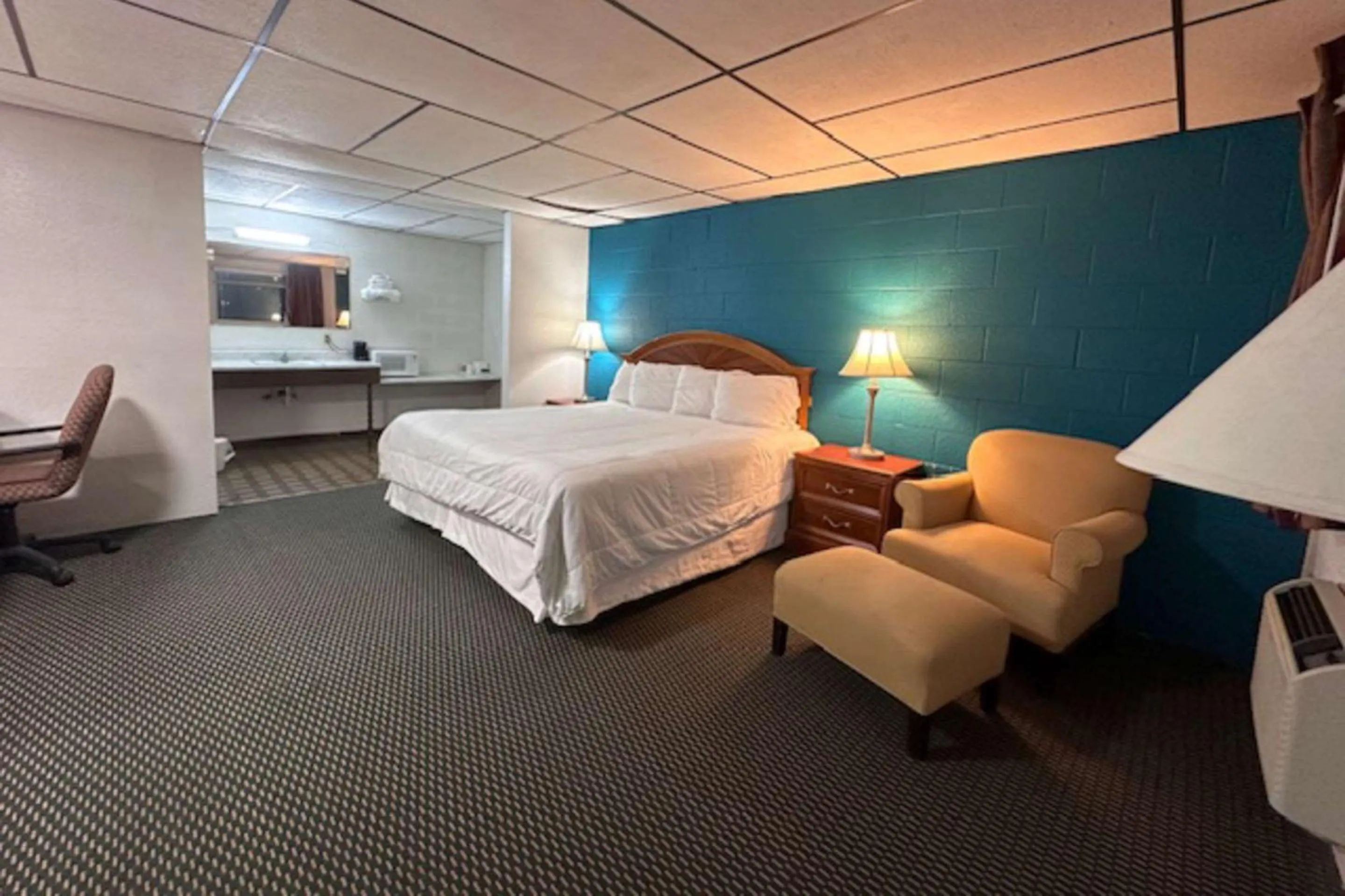 Bedroom, Bed in Rodeway Inn Flora