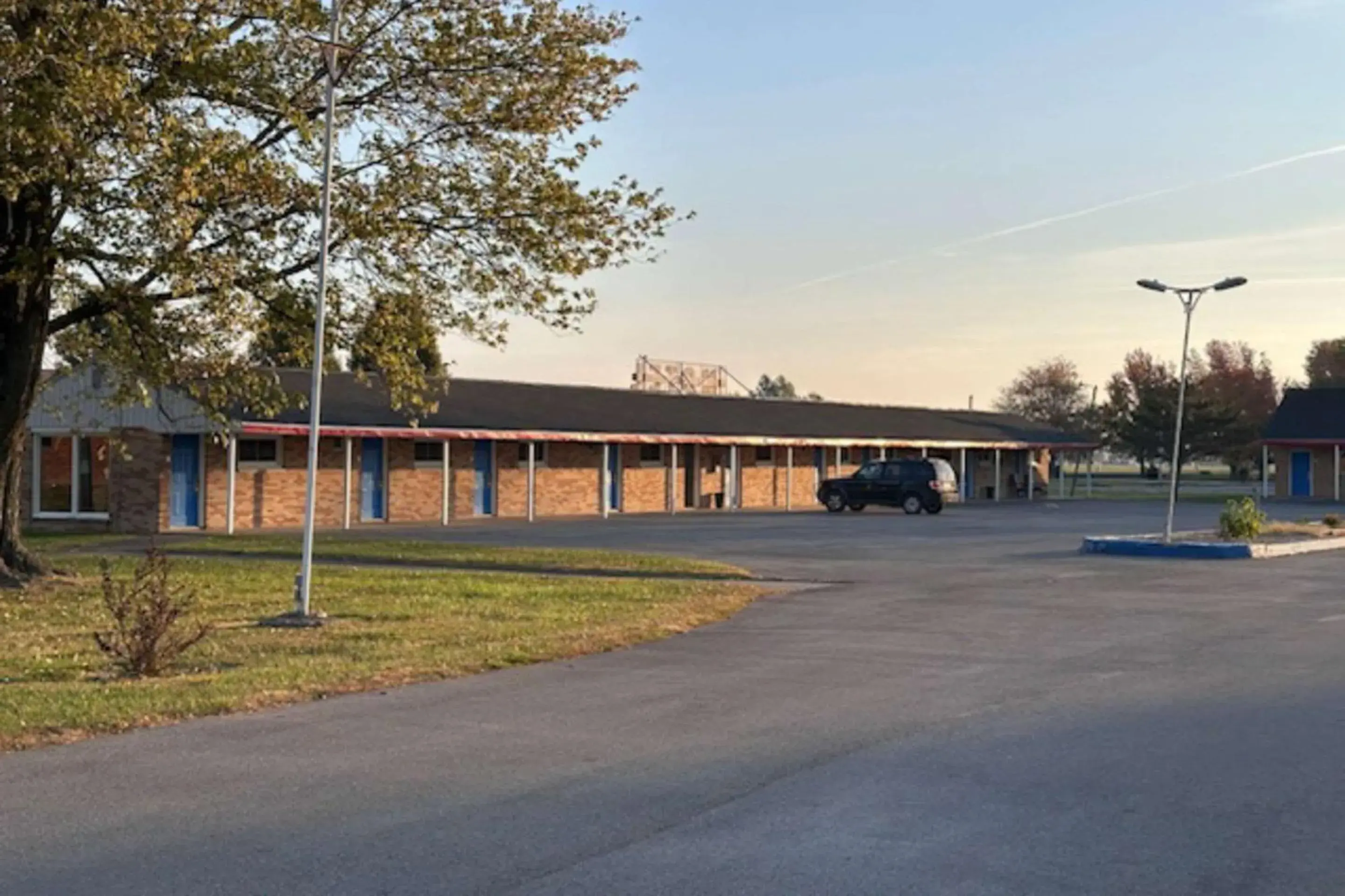 Property building in Rodeway Inn Flora Property building in Rodeway Inn Flora