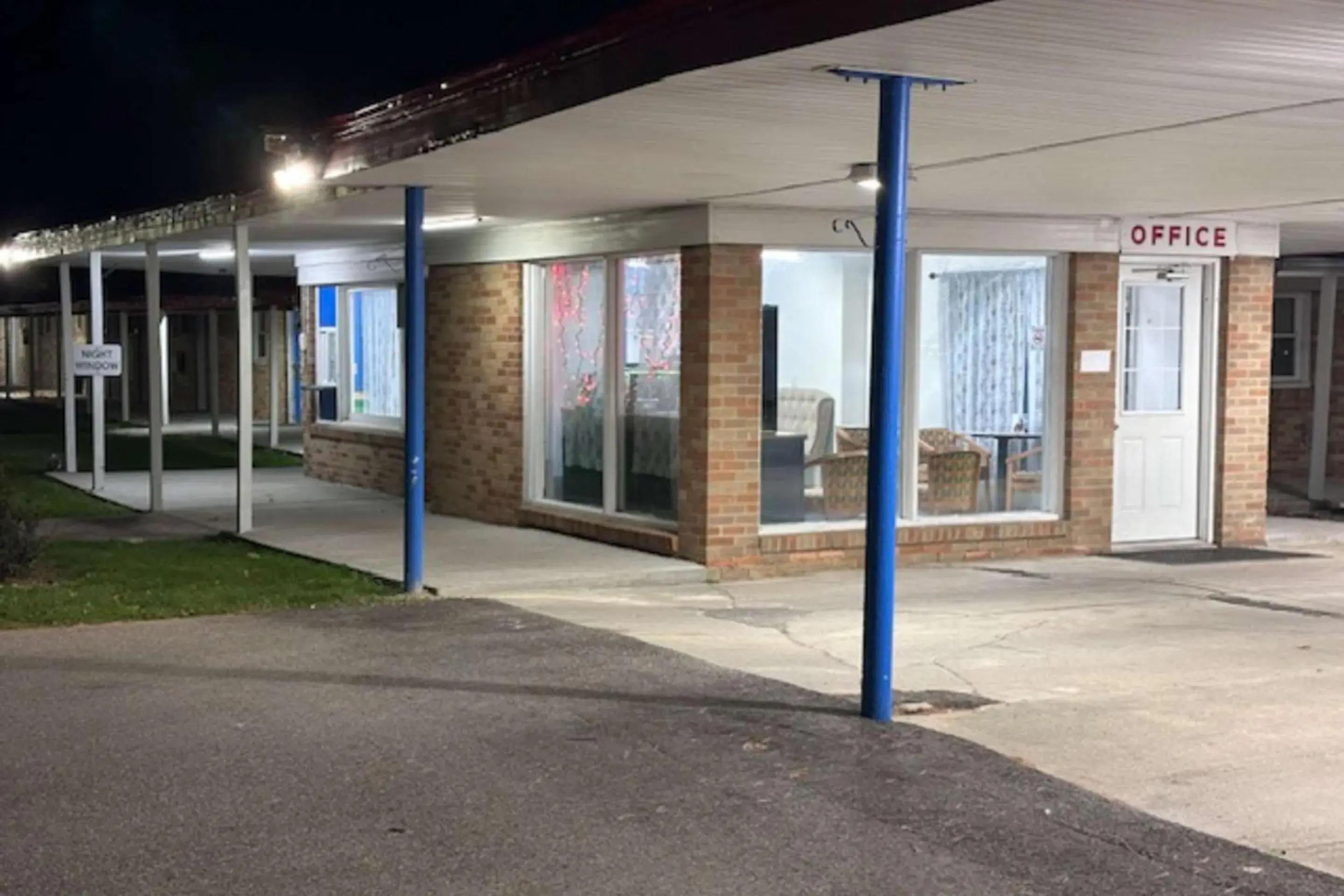 Property building in Rodeway Inn Flora Property building in Rodeway Inn Flora