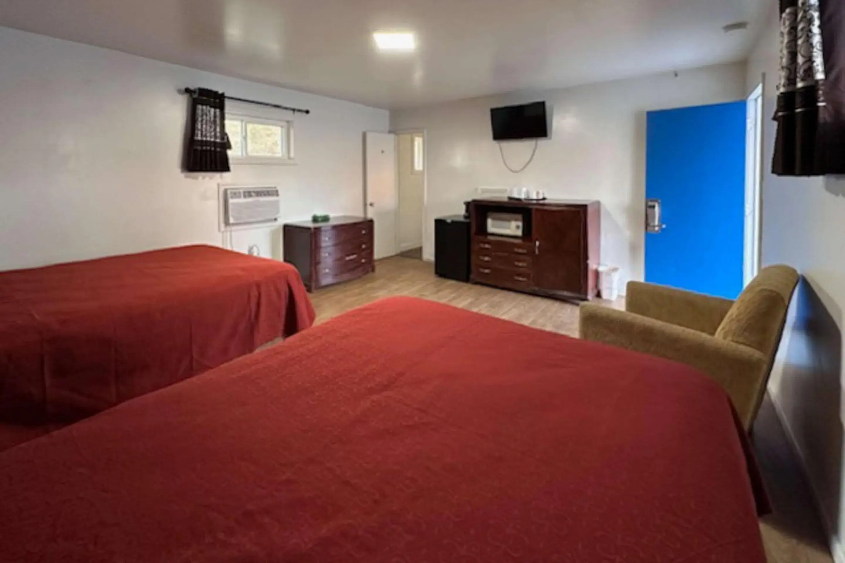 Bedroom, Bed in Rodeway Inn Flora Bedroom, Bed in Rodeway Inn Flora