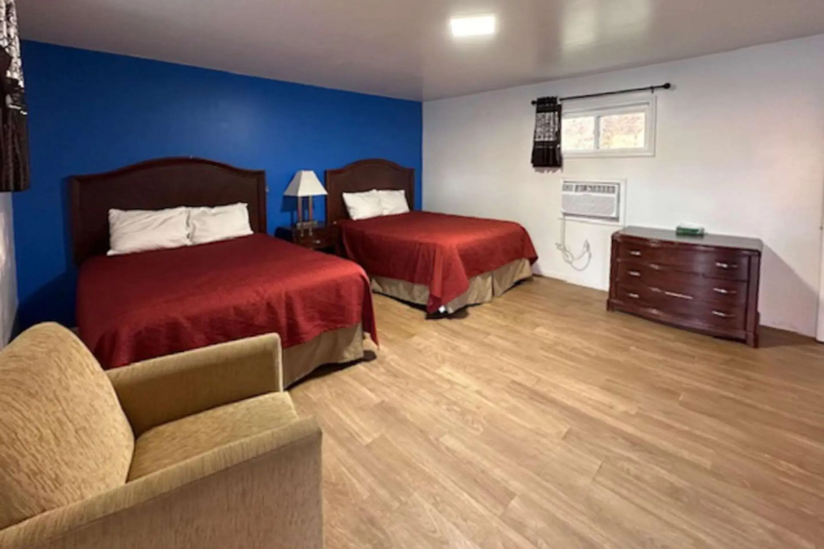 Bedroom, Bed in Rodeway Inn Flora Bedroom, Bed in Rodeway Inn Flora