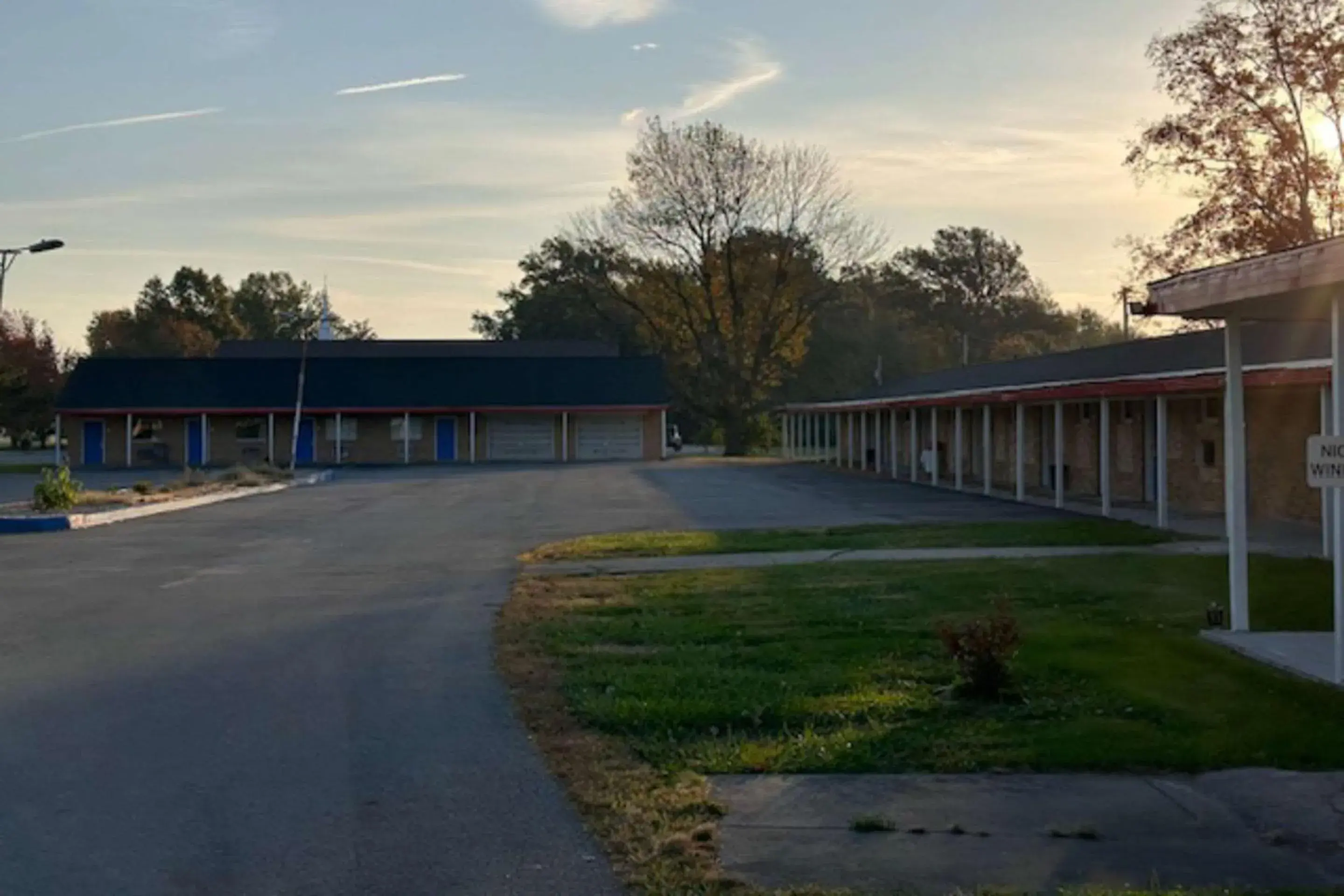 Property building in Rodeway Inn Flora Property building in Rodeway Inn Flora
