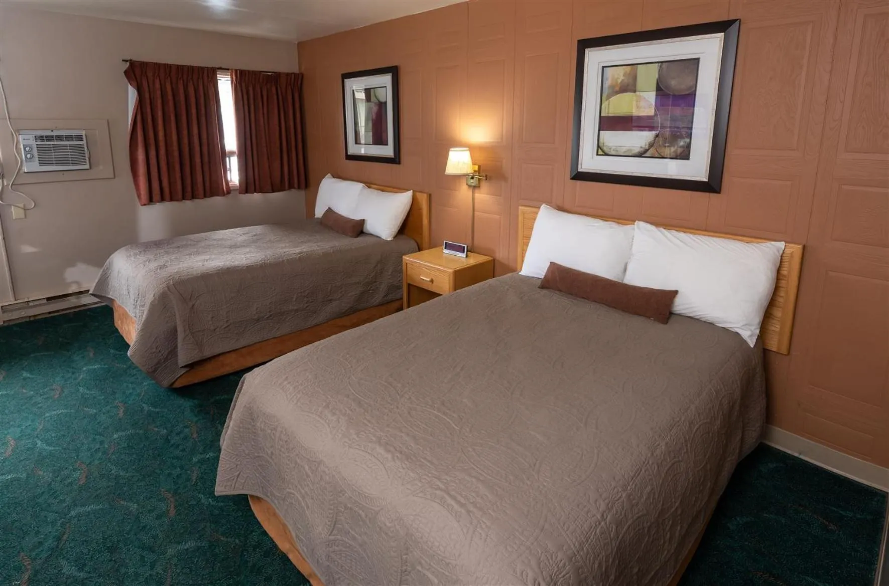 Bed in Keystone Motor Inn, a Travelodge by Wyndham