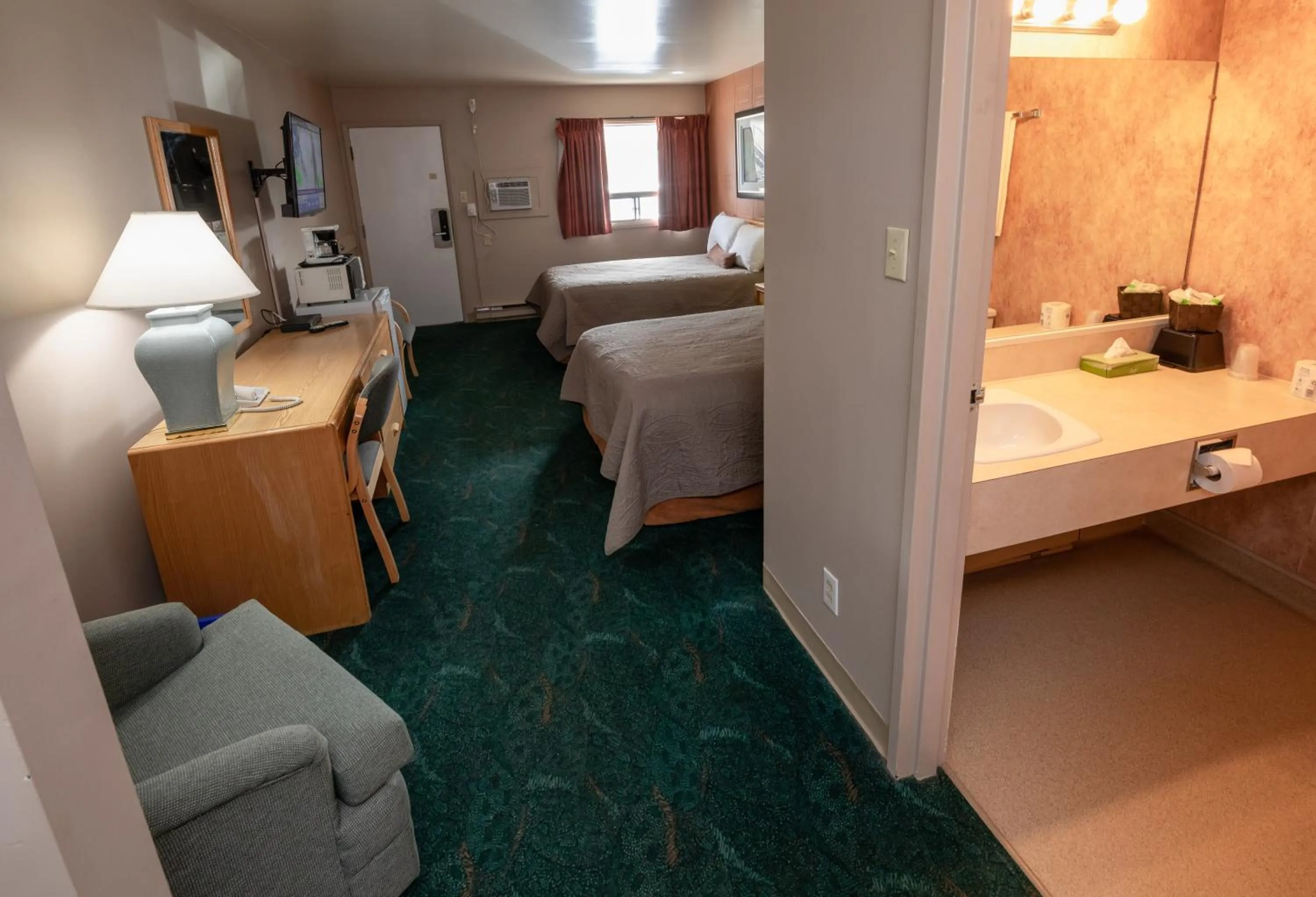 Photo of the whole room, Bed in Keystone Motor Inn