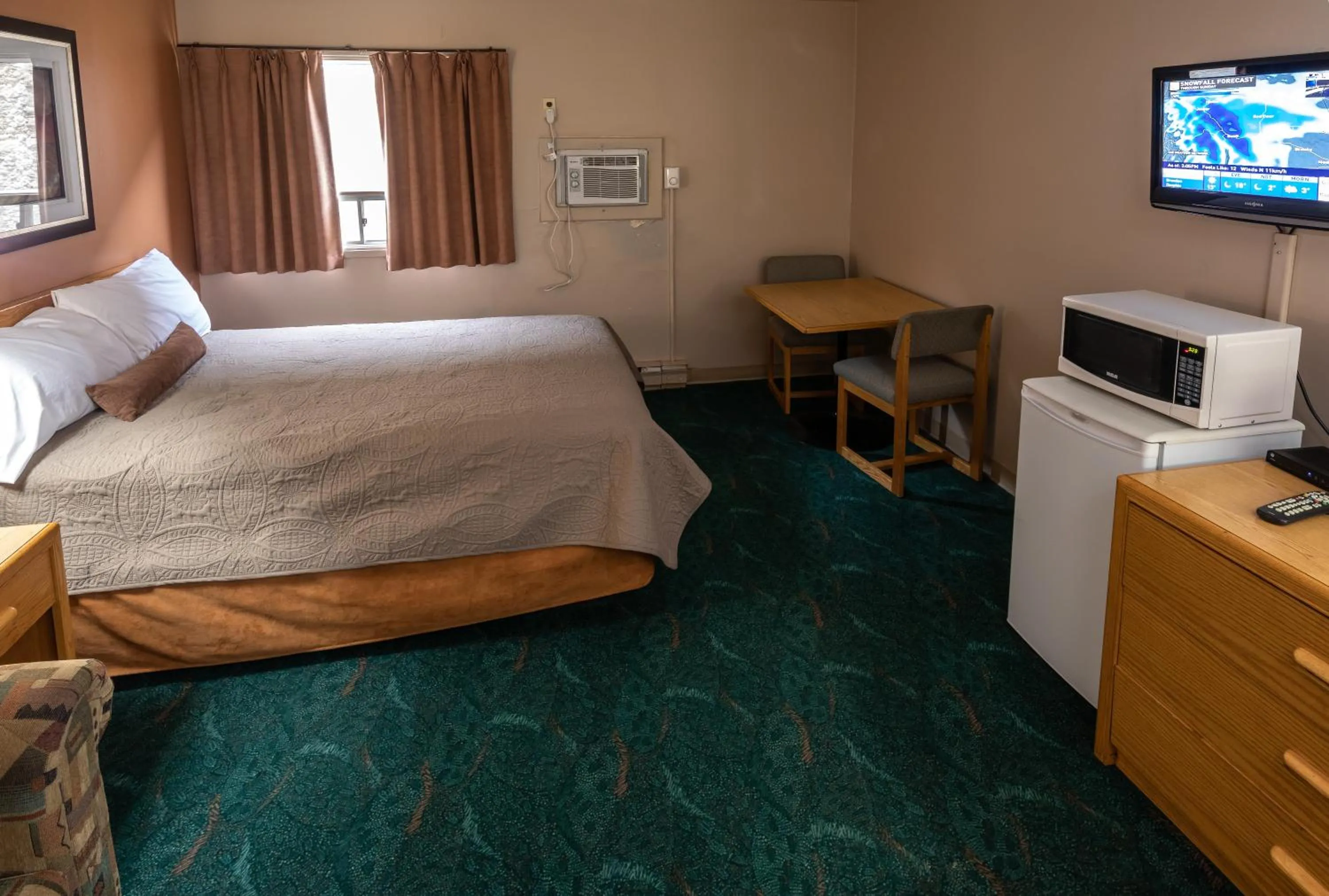 TV and multimedia, Bed in Keystone Motor Inn, a Travelodge by Wyndham