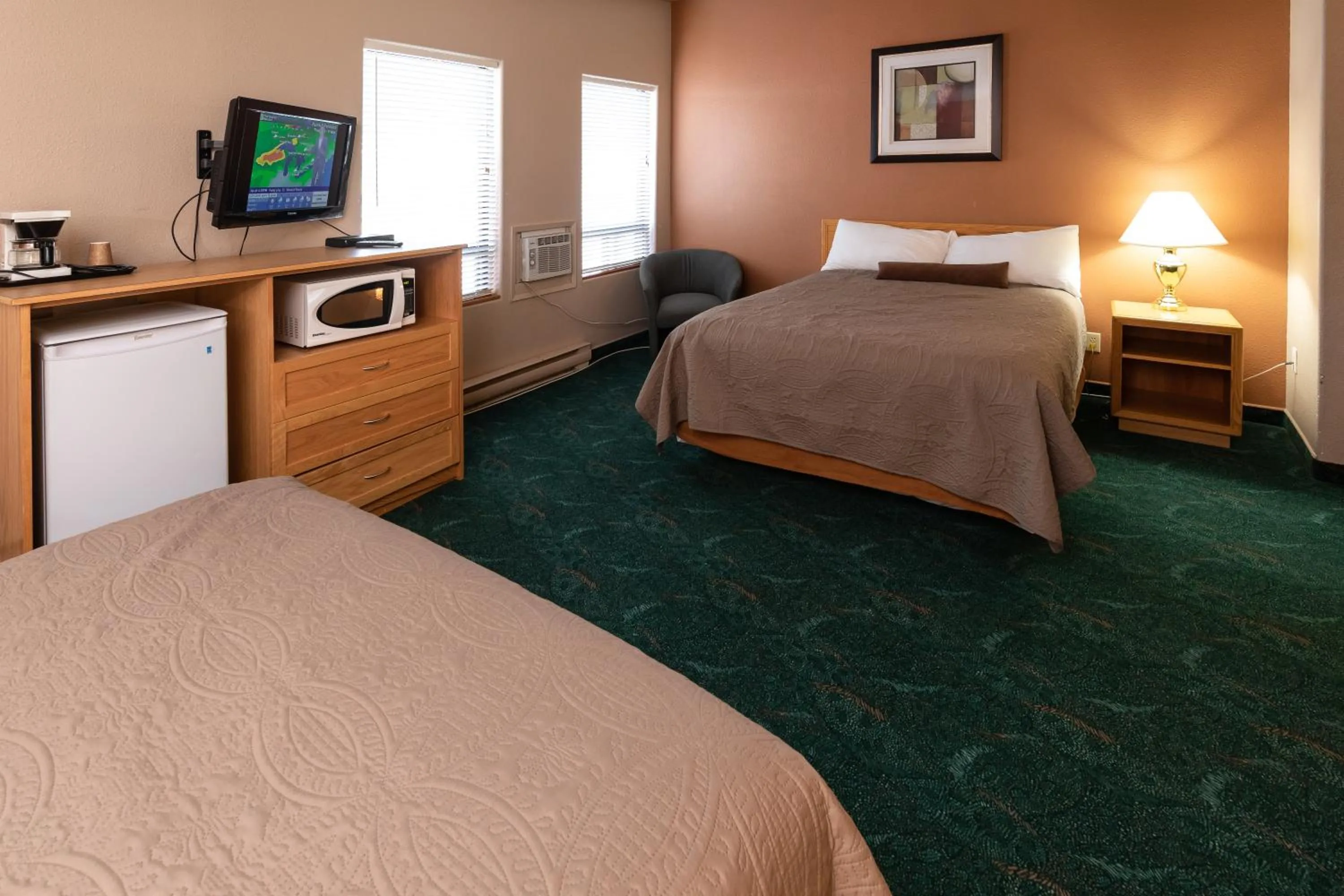 Bed in Keystone Motor Inn, a Travelodge by Wyndham