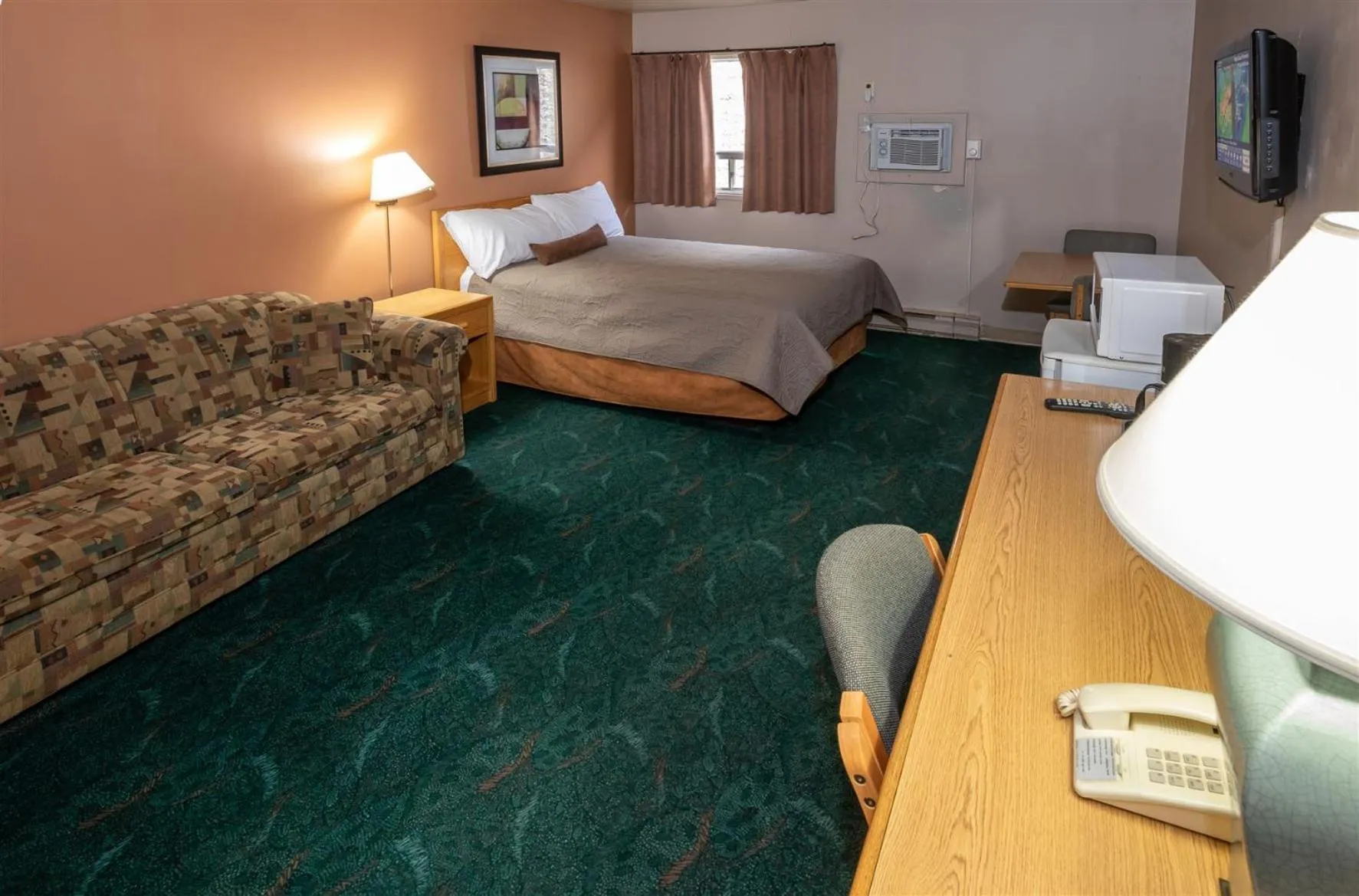 Bed in Keystone Motor Inn, a Travelodge by Wyndham
