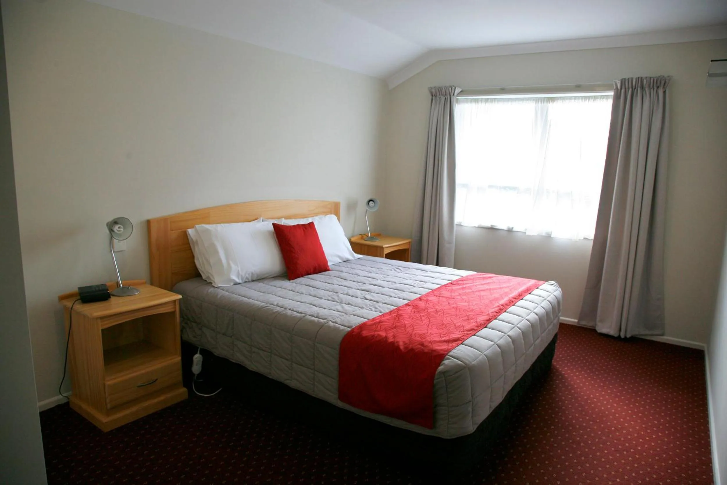Bedroom, Bed in Touchwood Motor Lodge