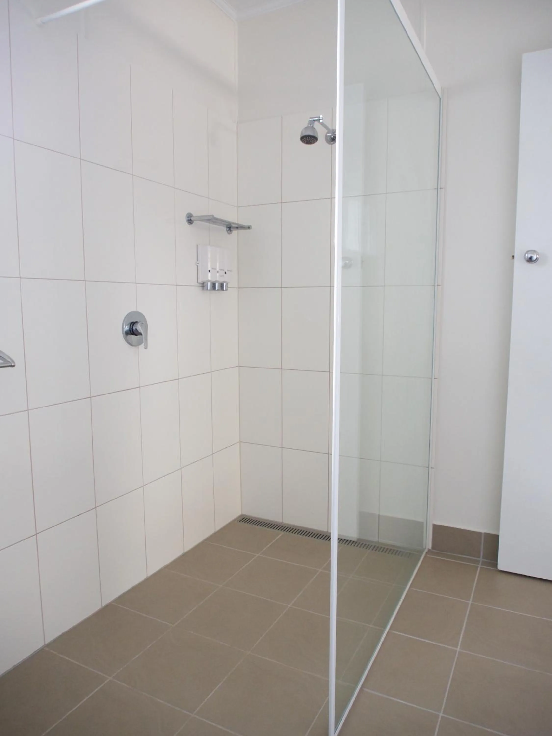 Bathroom in Ruthven Street Motor Inn