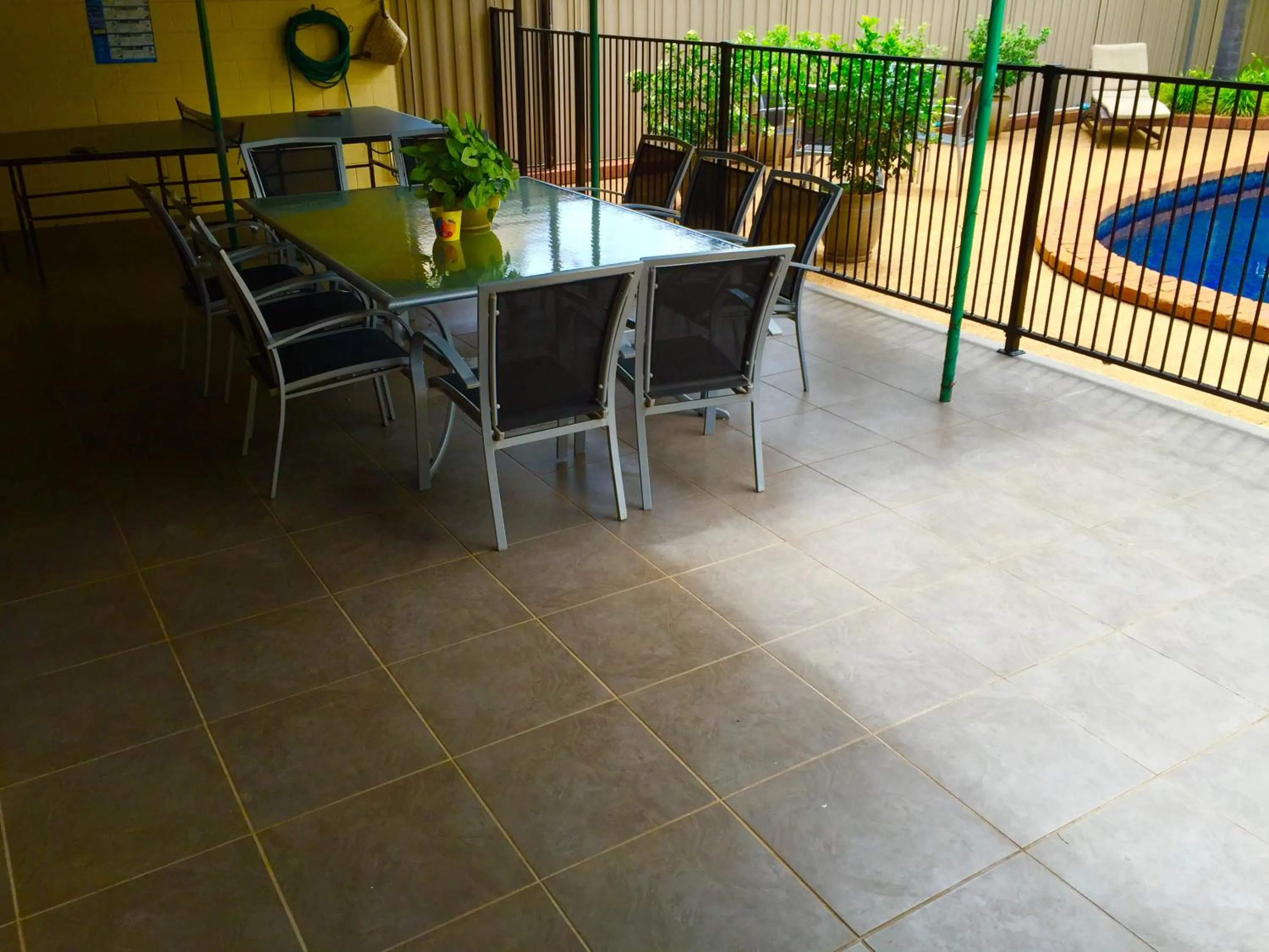 Swimming pool in Ruthven Street Motor Inn