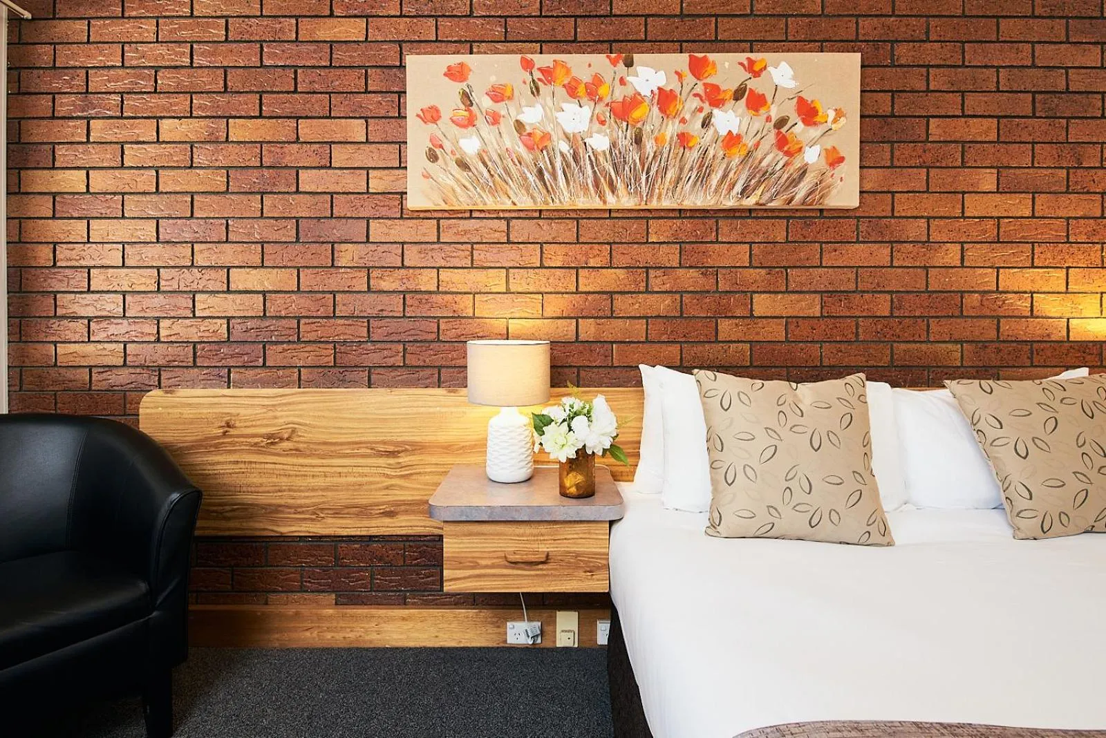 View (from property/room), Bed in Ruthven Street Motor Inn