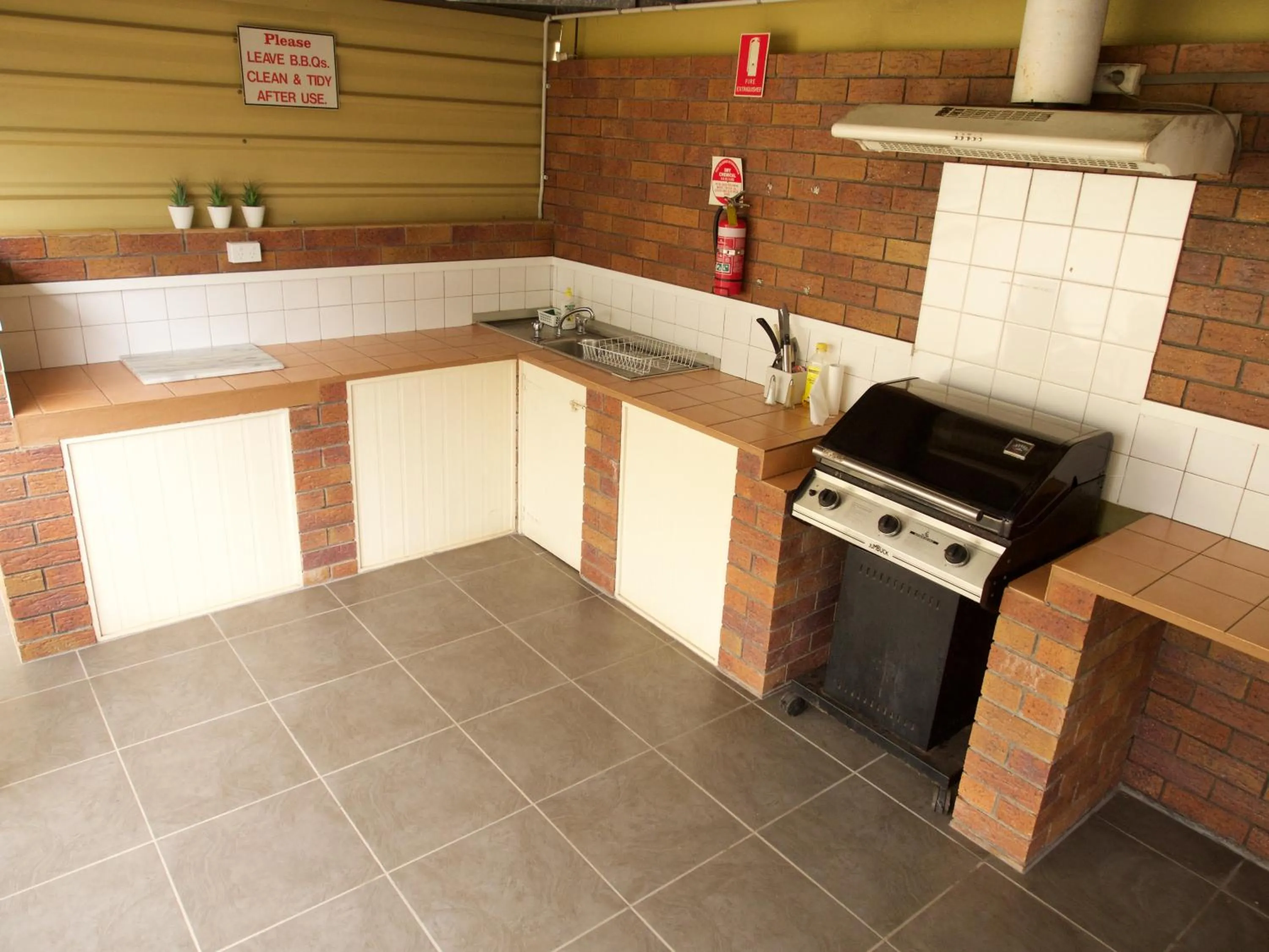 BBQ facilities in Ruthven Street Motor Inn