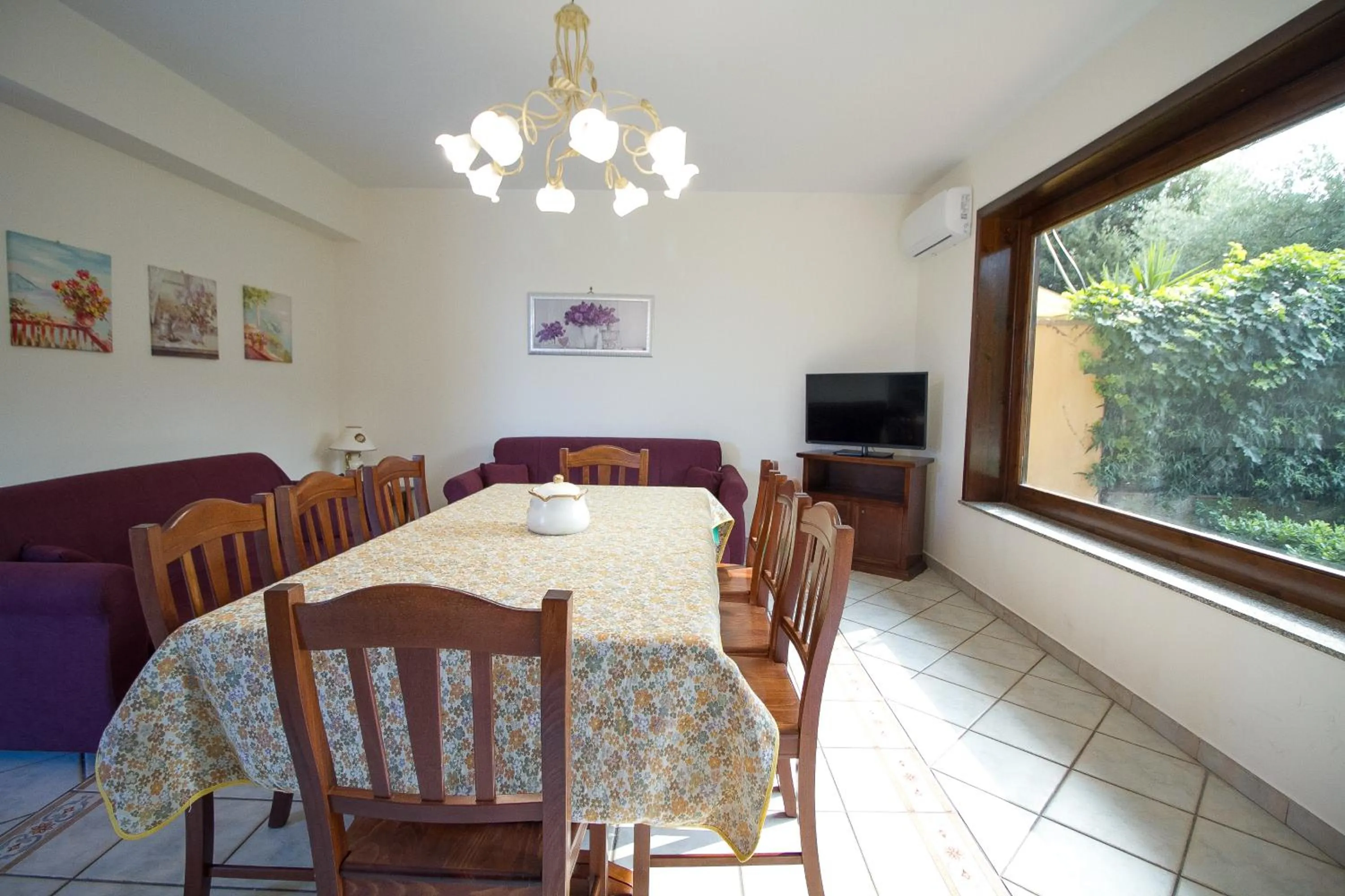 Communal lounge/ TV room in Etna Villa Alba Chiara