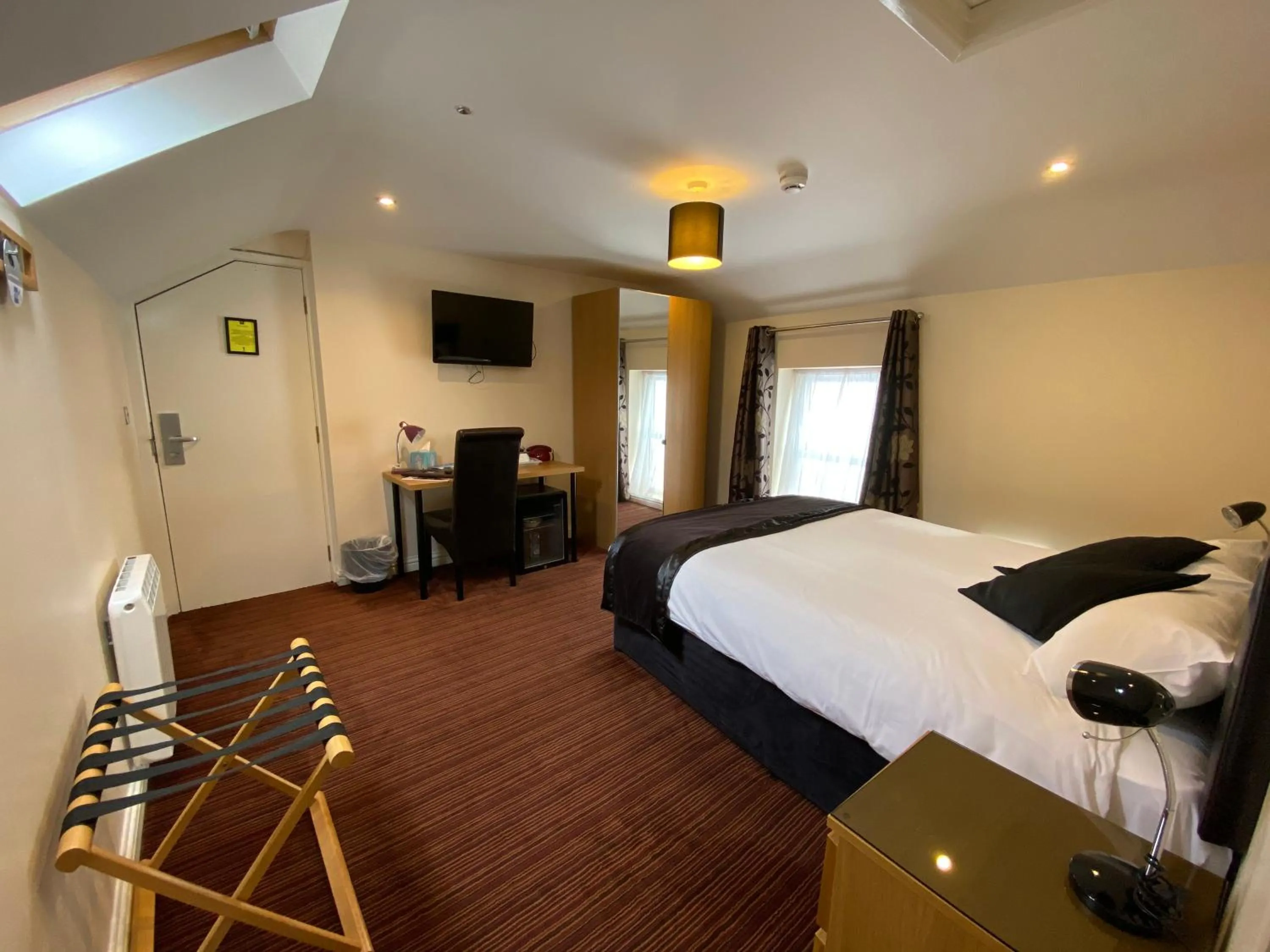 Photo of the whole room, Bed in Spilman Hotel