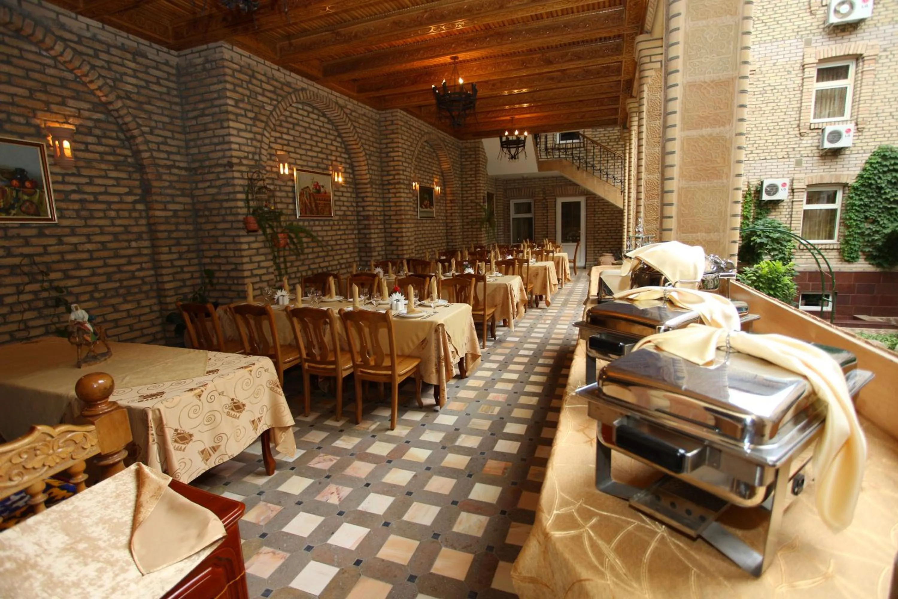 Restaurant/places to eat in Hotel Grand Samarkand Superior - B