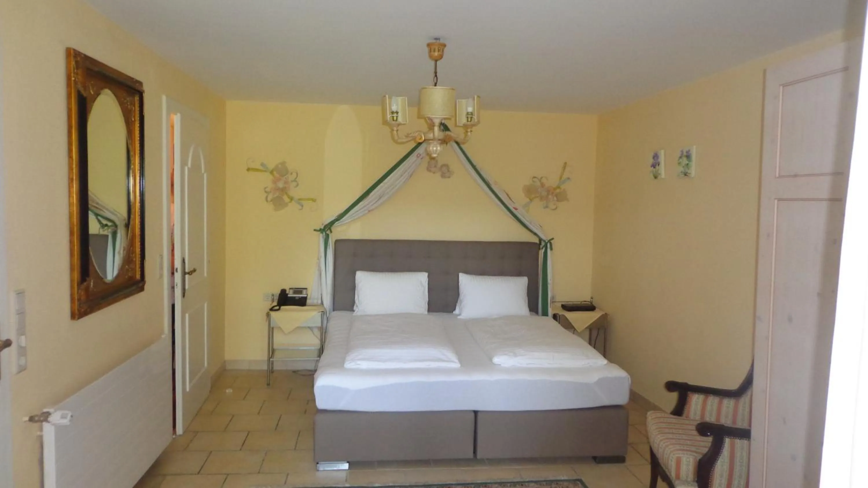 Photo of the whole room, Bed in Hotel Restaurant - Häuserl im Wald Graz