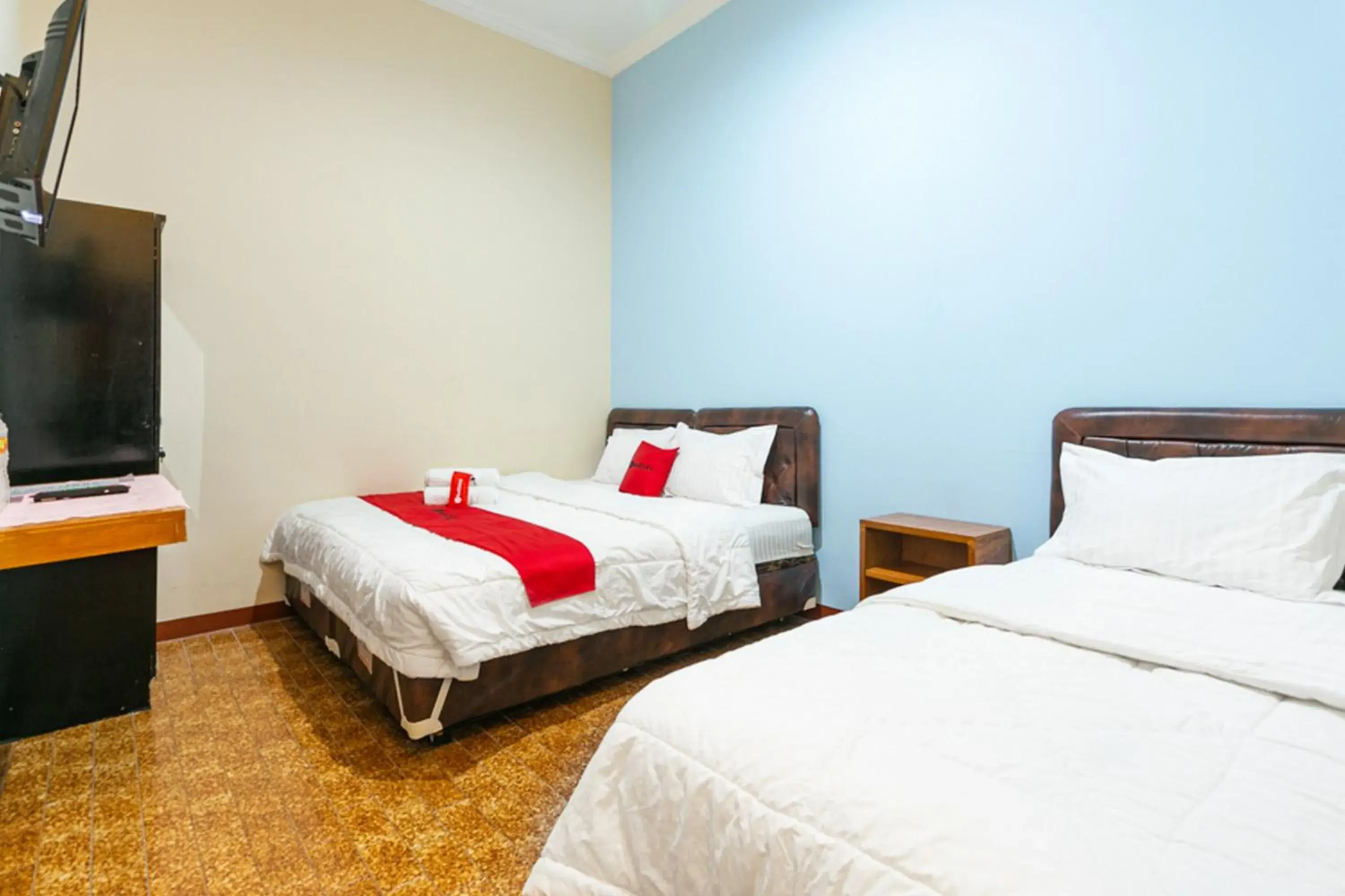 Family Room in RedDoorz Syariah @ Sakinah Guesthouse Family Room in RedDoorz Syariah @ Sakinah Guesthouse