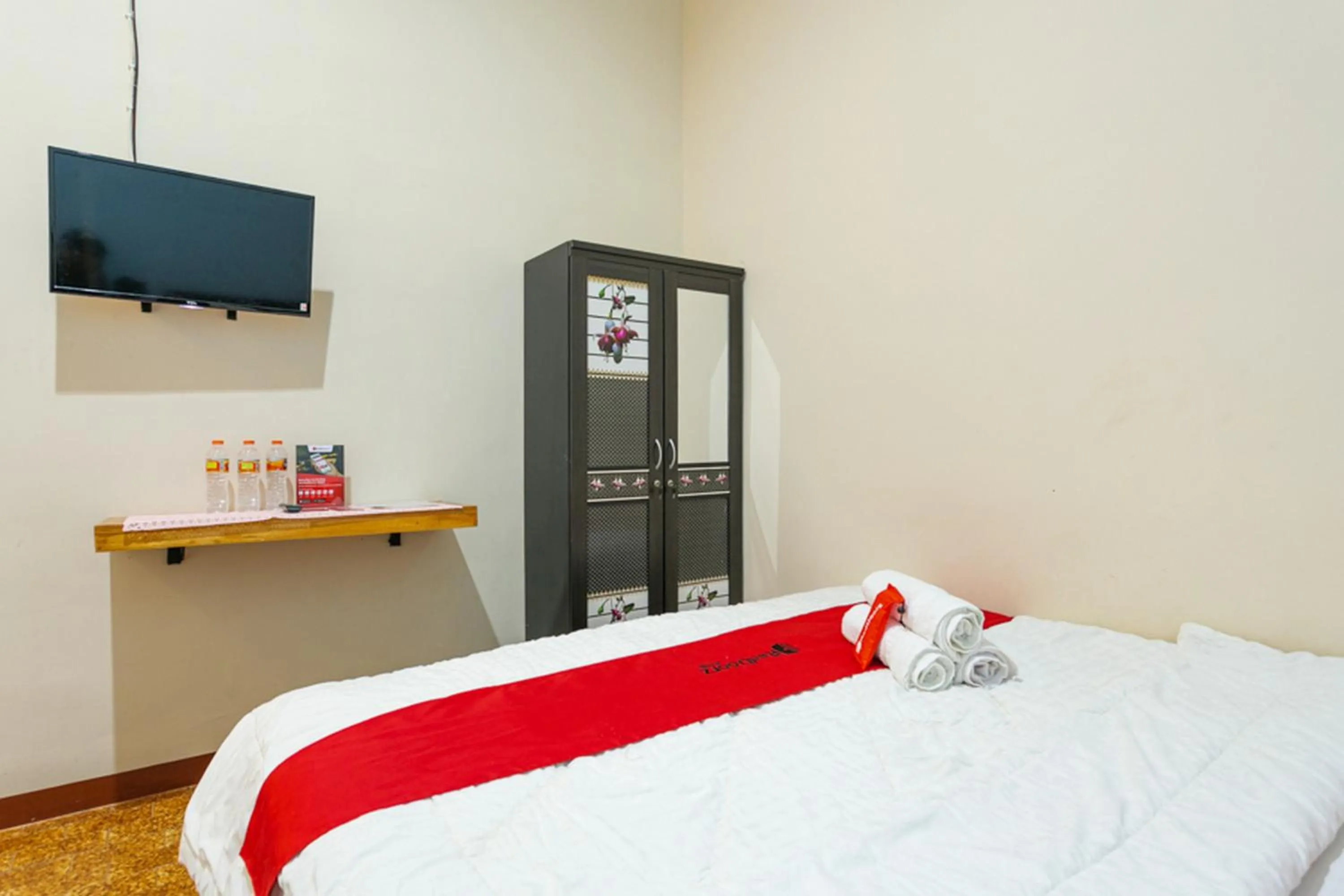 Bed in RedDoorz Syariah @ Sakinah Guesthouse