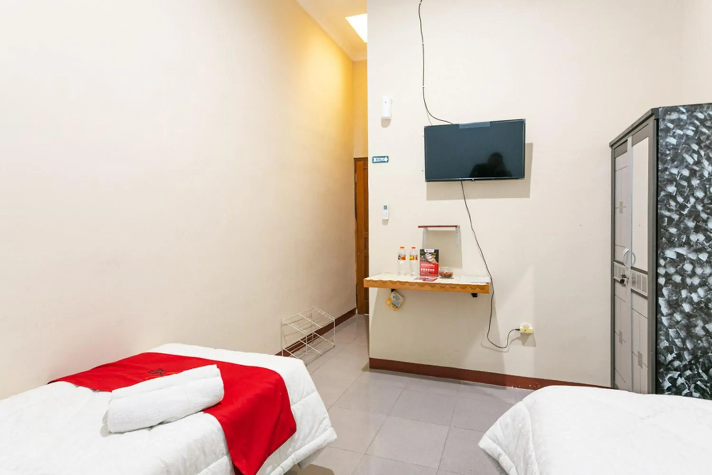 Bed in RedDoorz Syariah @ Sakinah Guesthouse Bed in RedDoorz Syariah @ Sakinah Guesthouse