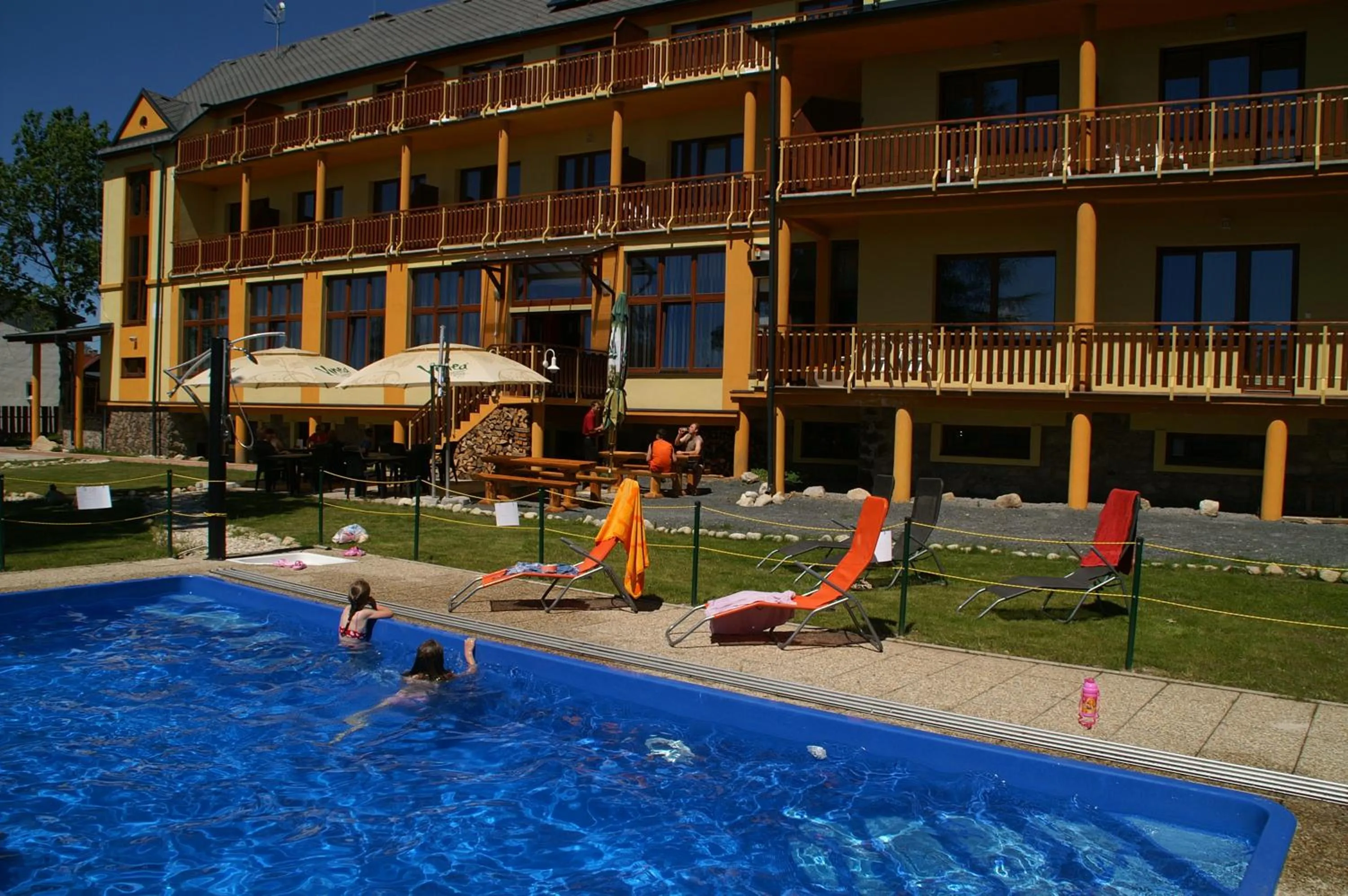 Swimming pool in Hotel Avalanche