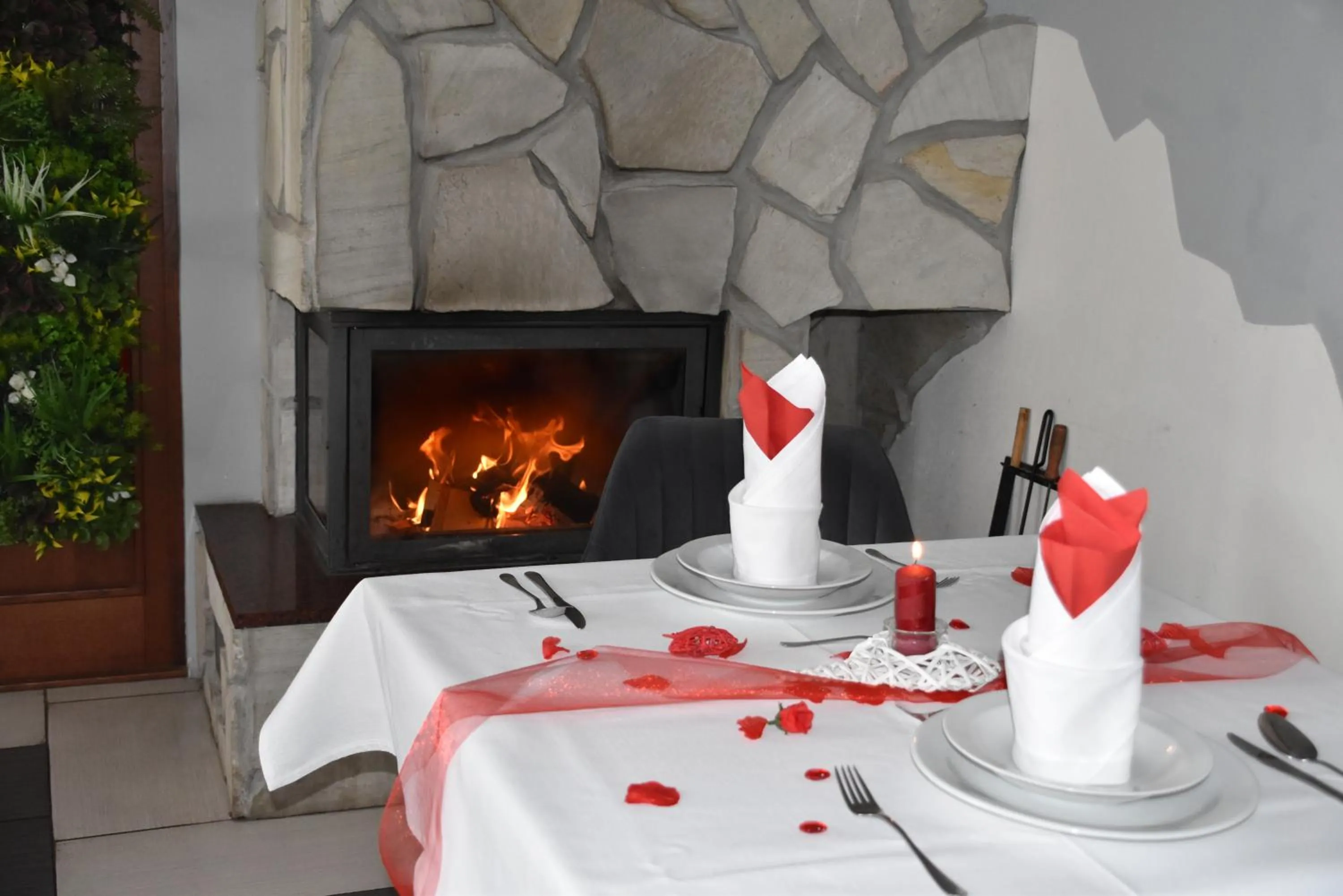 Restaurant/places to eat in Hotel Avalanche