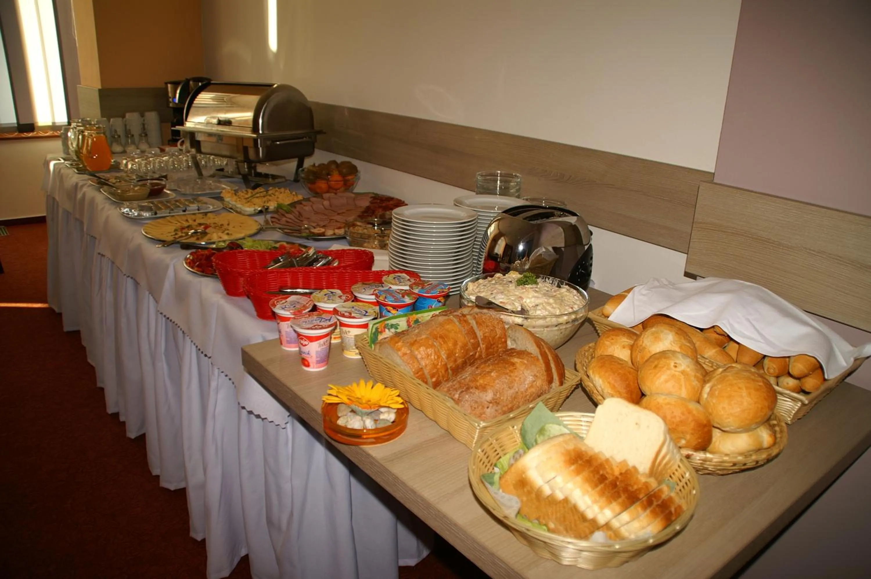 Restaurant/places to eat in Hotel Avalanche