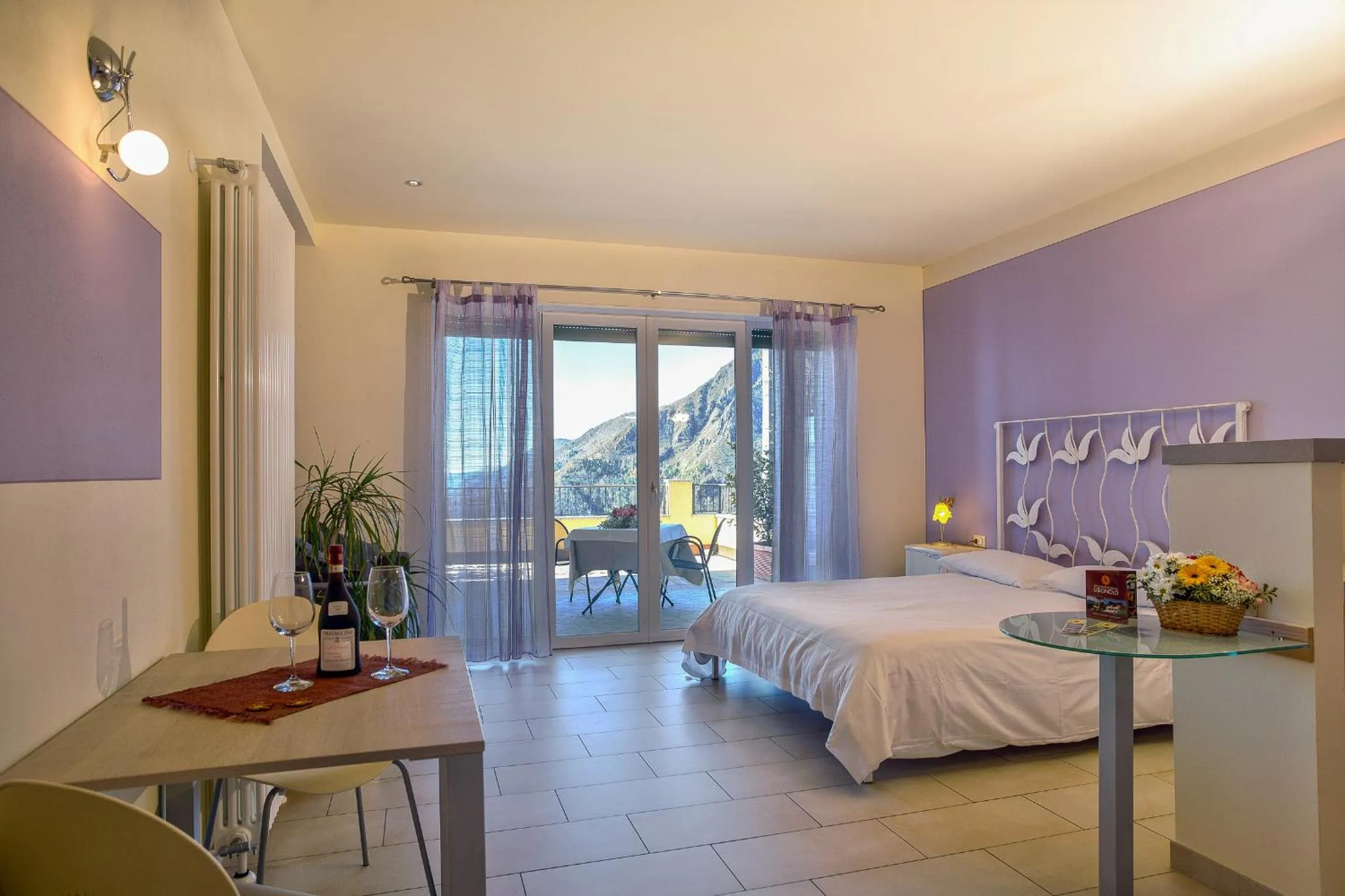 Photo of the whole room, Bed in Residence Usignolo