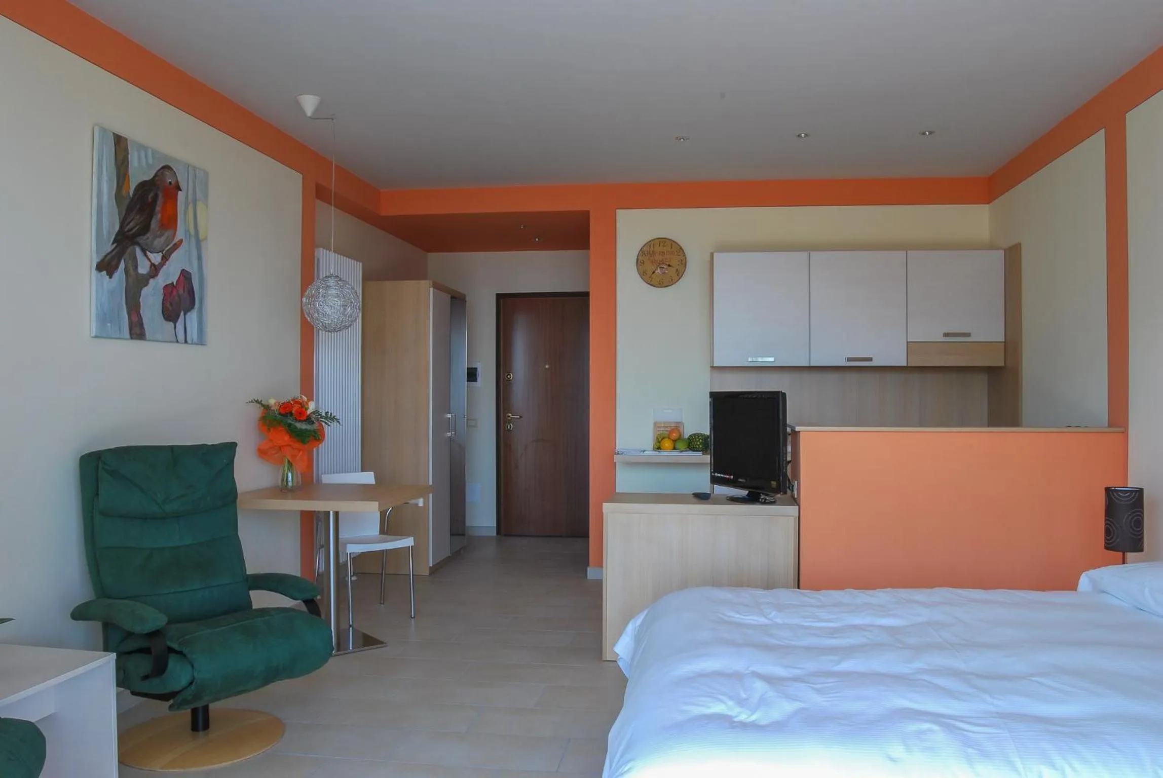 Photo of the whole room, Bed in Residence Usignolo