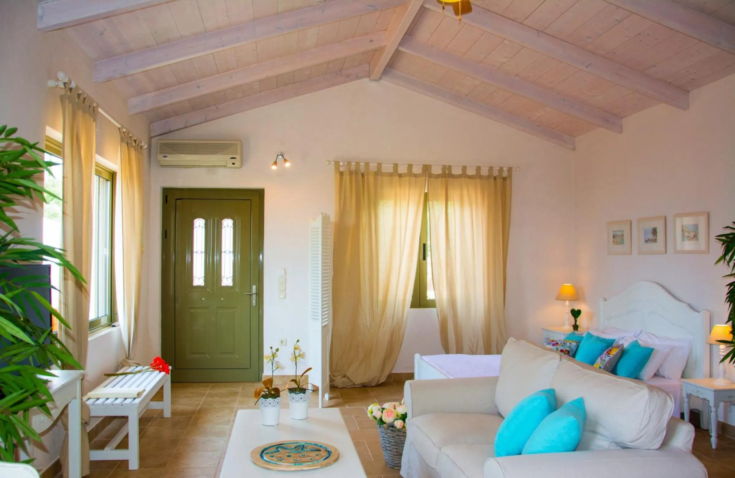 Living room, Bed in Ideales Resort